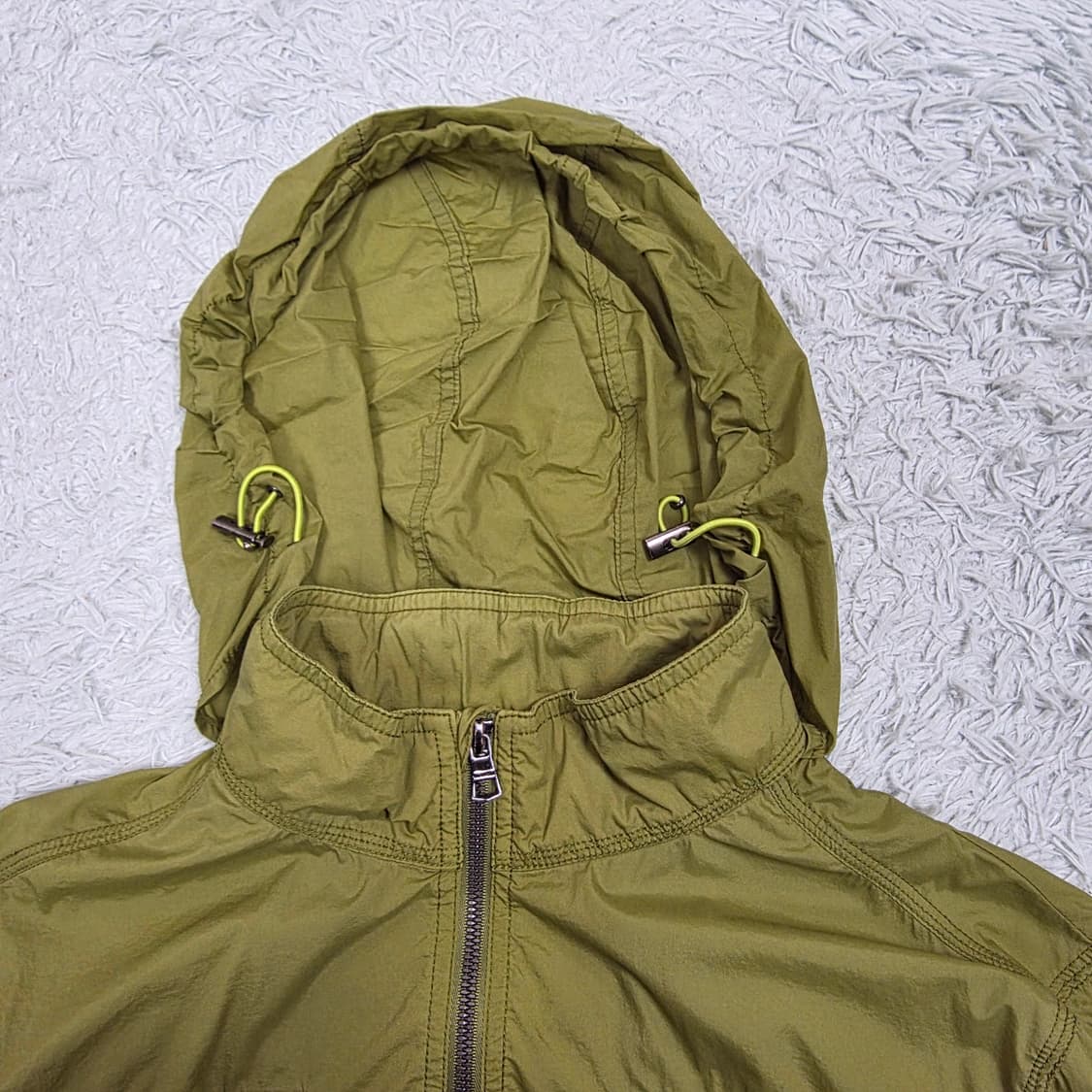 와이드앵글 남성 후드수납식 바람막이 카키 100 상품이미지3