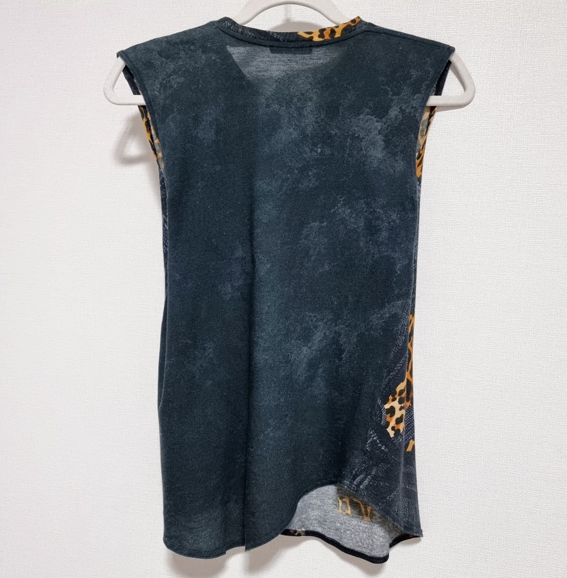 발망 슬리브리스 티 레오파드 프린팅 금장버튼 탑 (55/표기36) 상태굿 상품이미지4