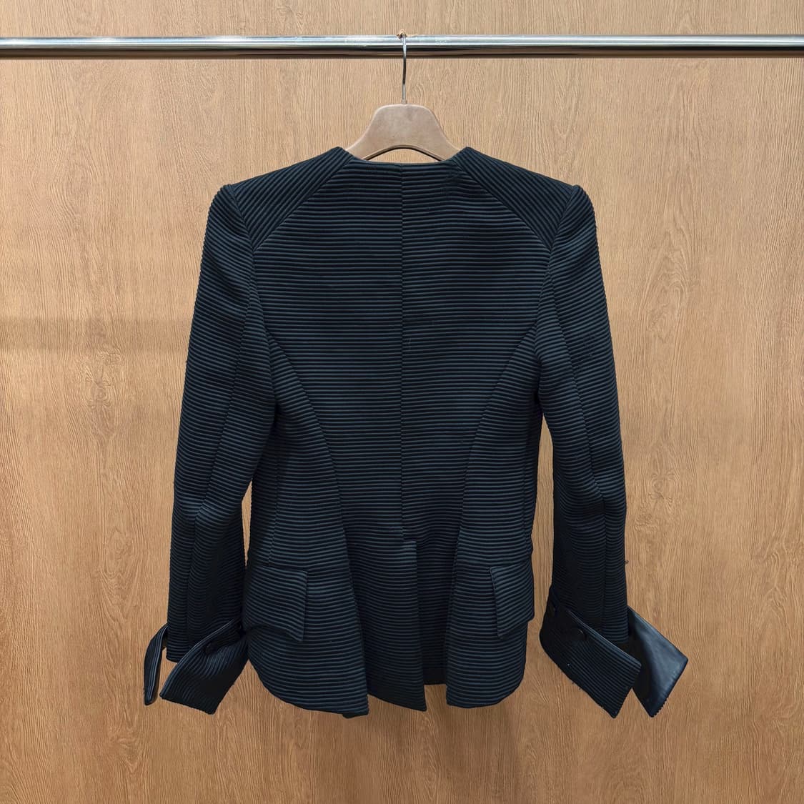 루이비통 자켓 레이어드 후크 여밈 페이크 버튼 디테일 슬림핏 블랙 상품이미지3