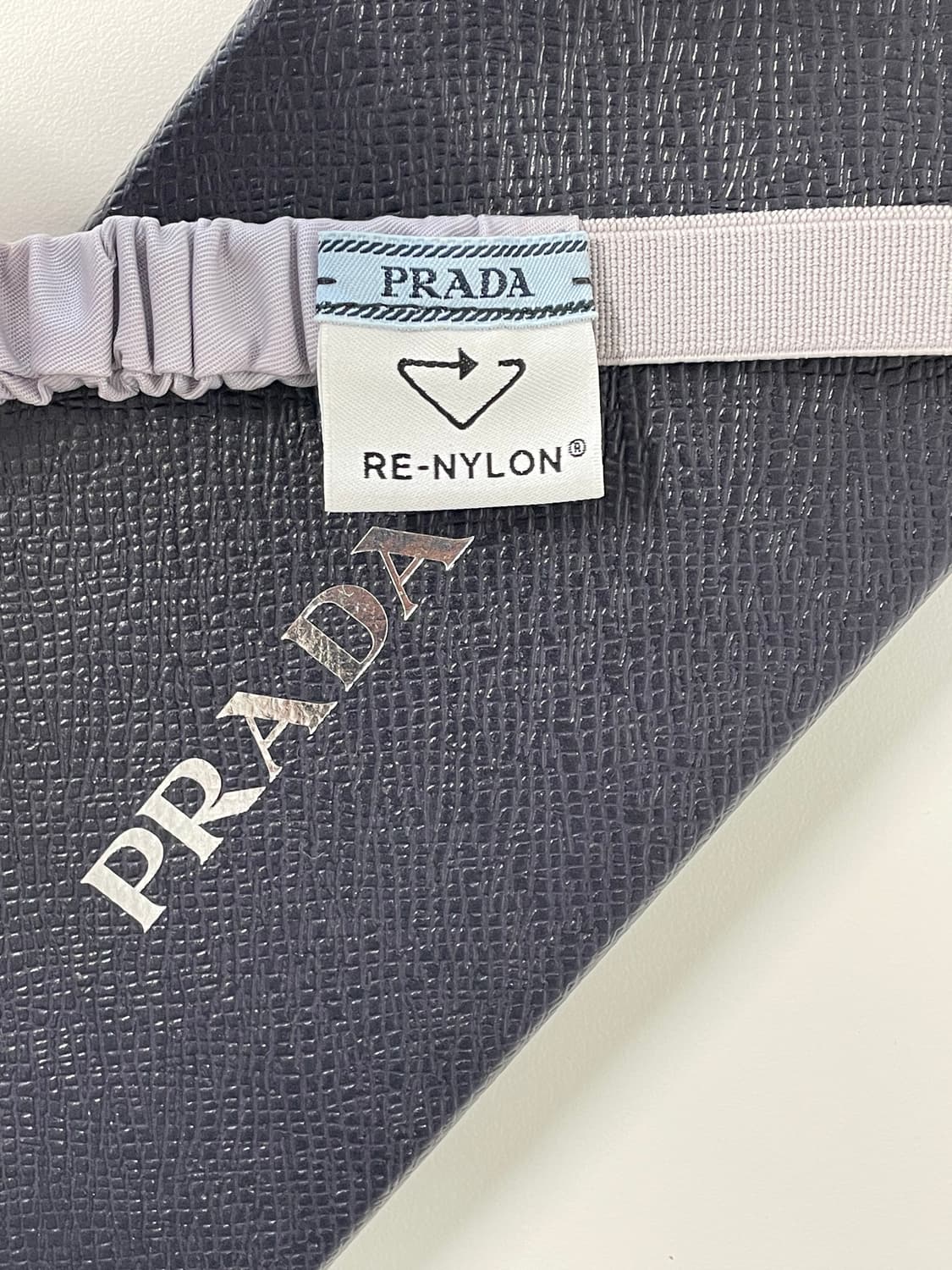 새상품 프라다 리나일론 헤어밴드 머리띠 그레이 컬러 상품이미지5