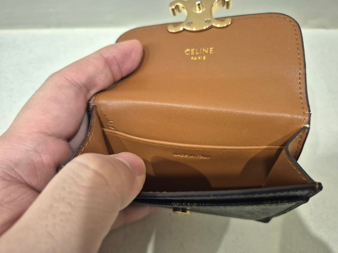 셀린느 정품 트리옹프 플랩 카드지갑 판매합니다 상품이미지4