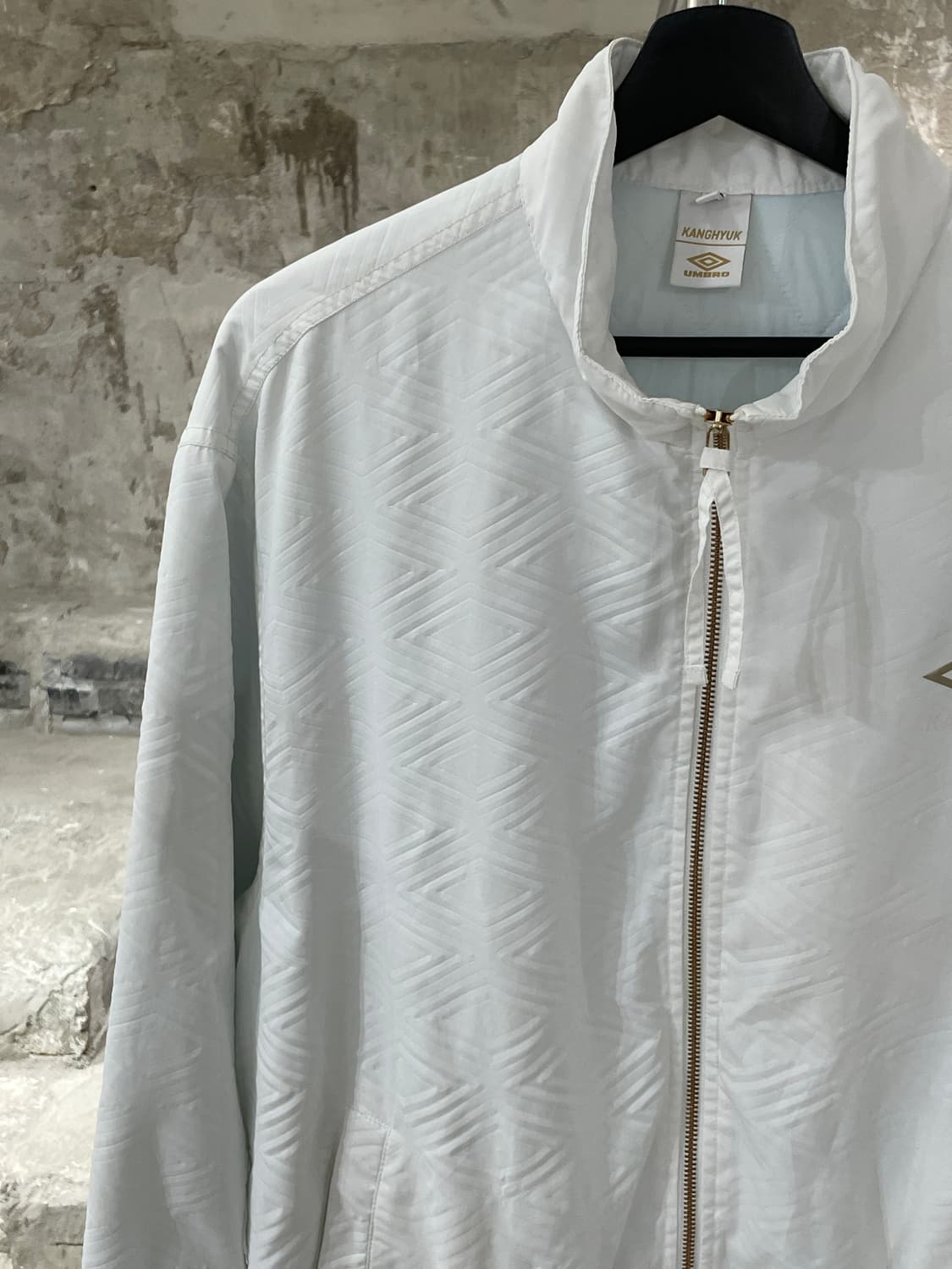 엄브로 x 강혁 화이트 마스 fc 디렉터 프로텍트 자켓 상품이미지2