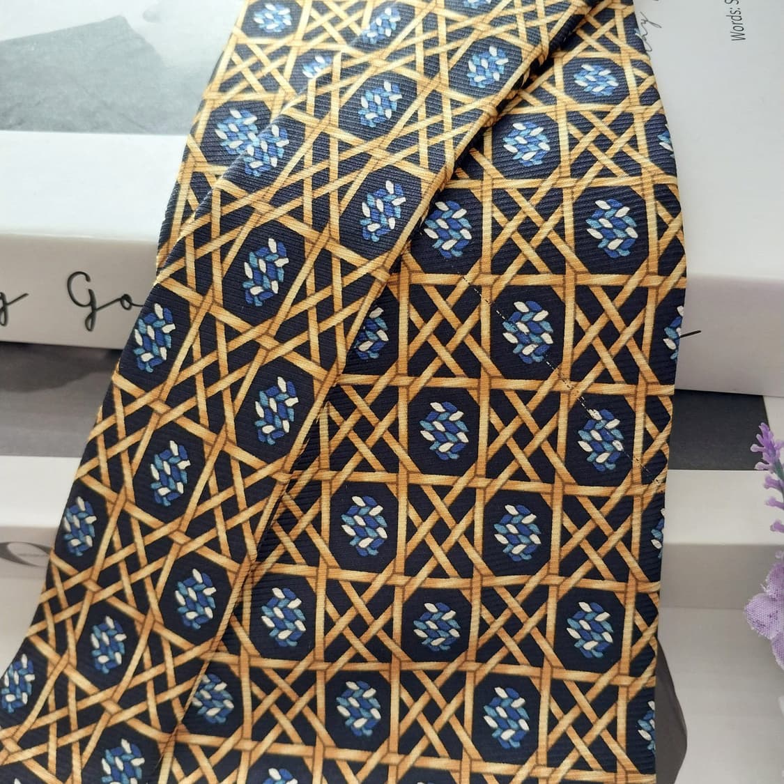 니나리치 실크 골드&네이비 기하 패턴 넥타이 9.6cm A등급 K1311 상품이미지3