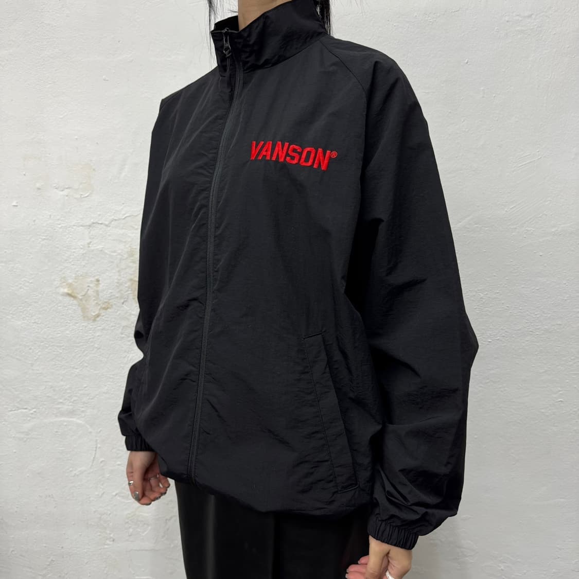 밴슨(VANSON) 블랙 양면 자수 로고 프린팅 플라잉스타 윈드브레이커 상품이미지1