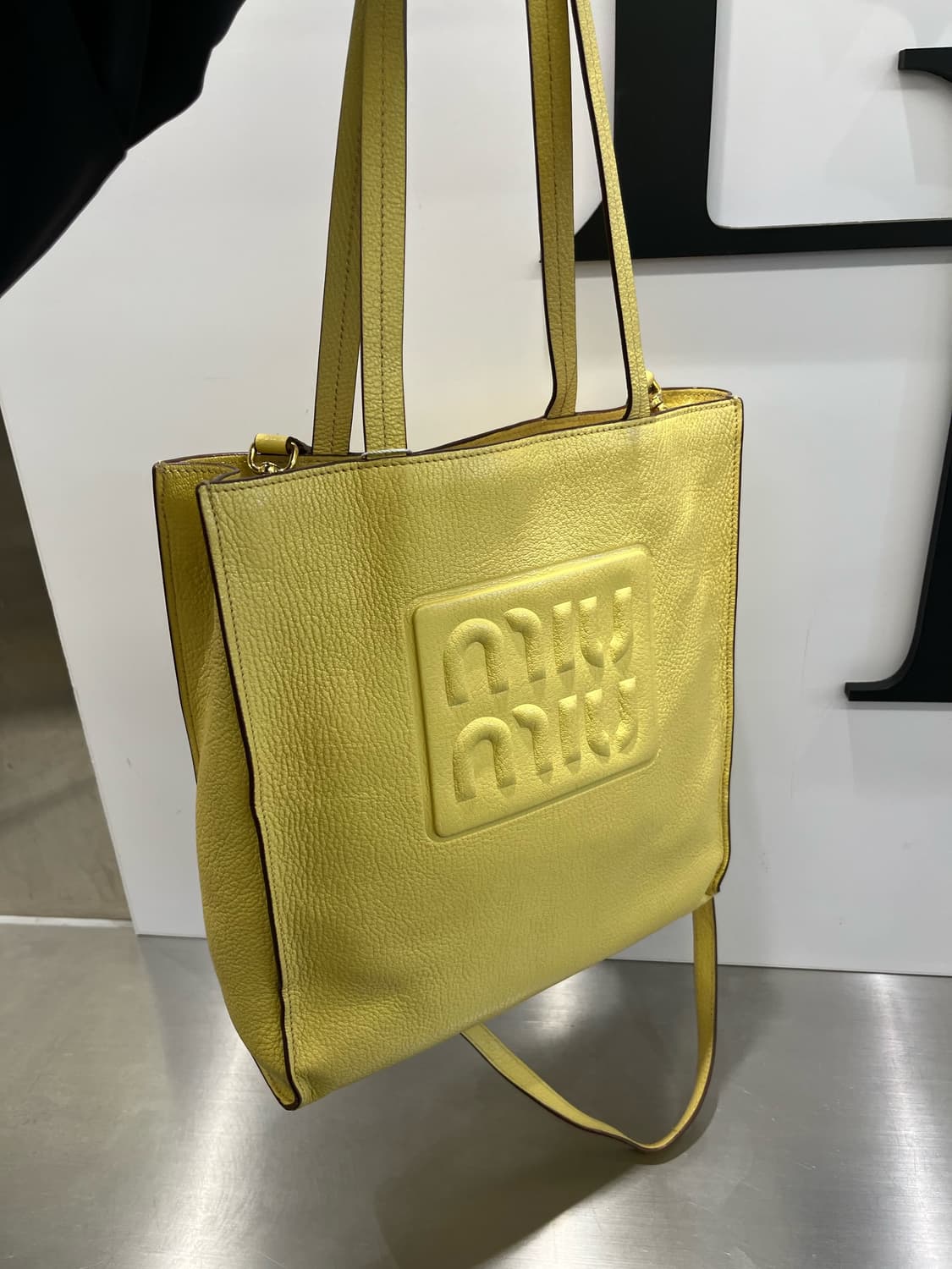 미우미우 마드라스 엠보싱 로고 레더 숄더백 상품이미지1