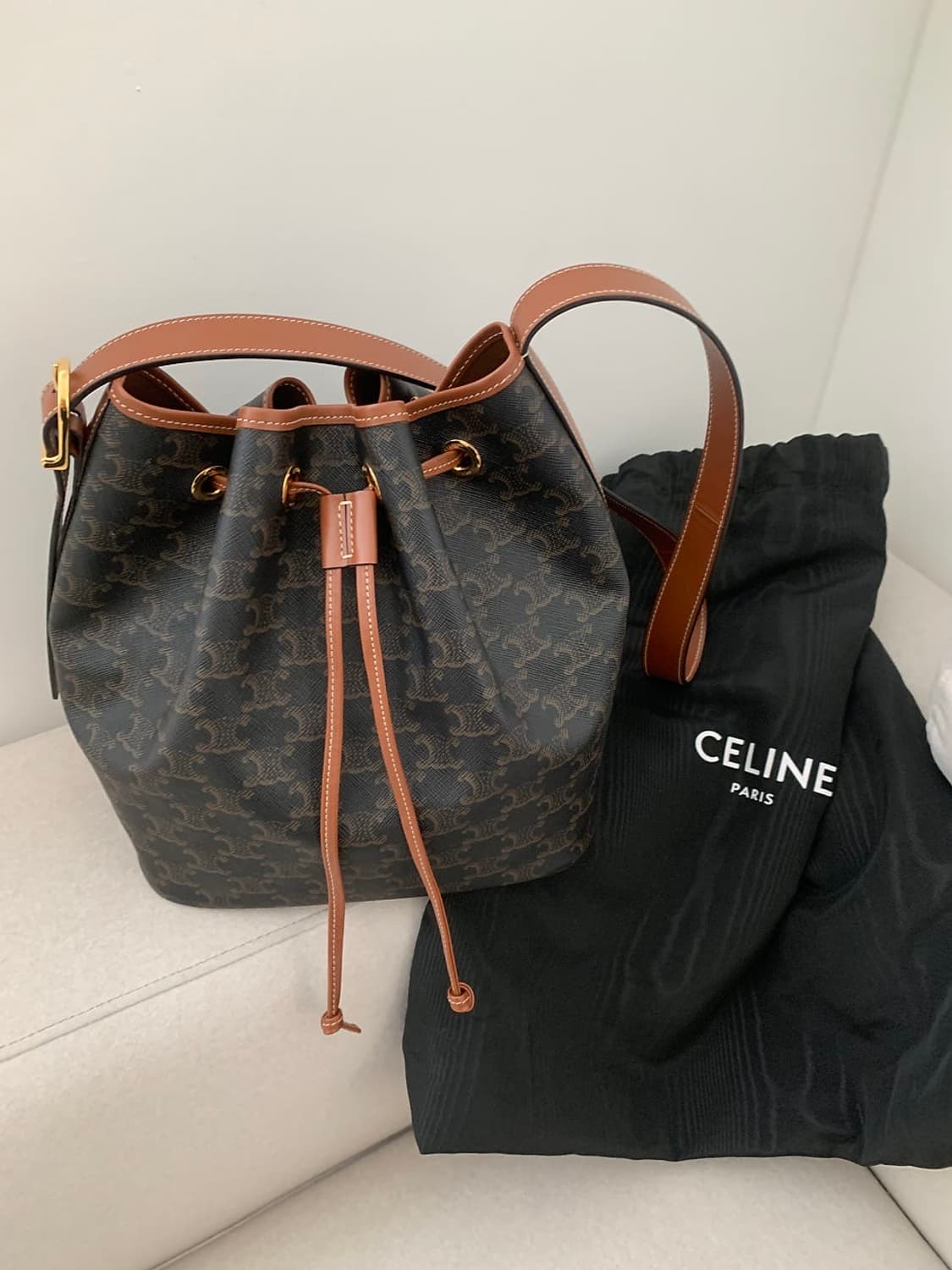 셀린느 드로우 스트링백 미듐 상품이미지1