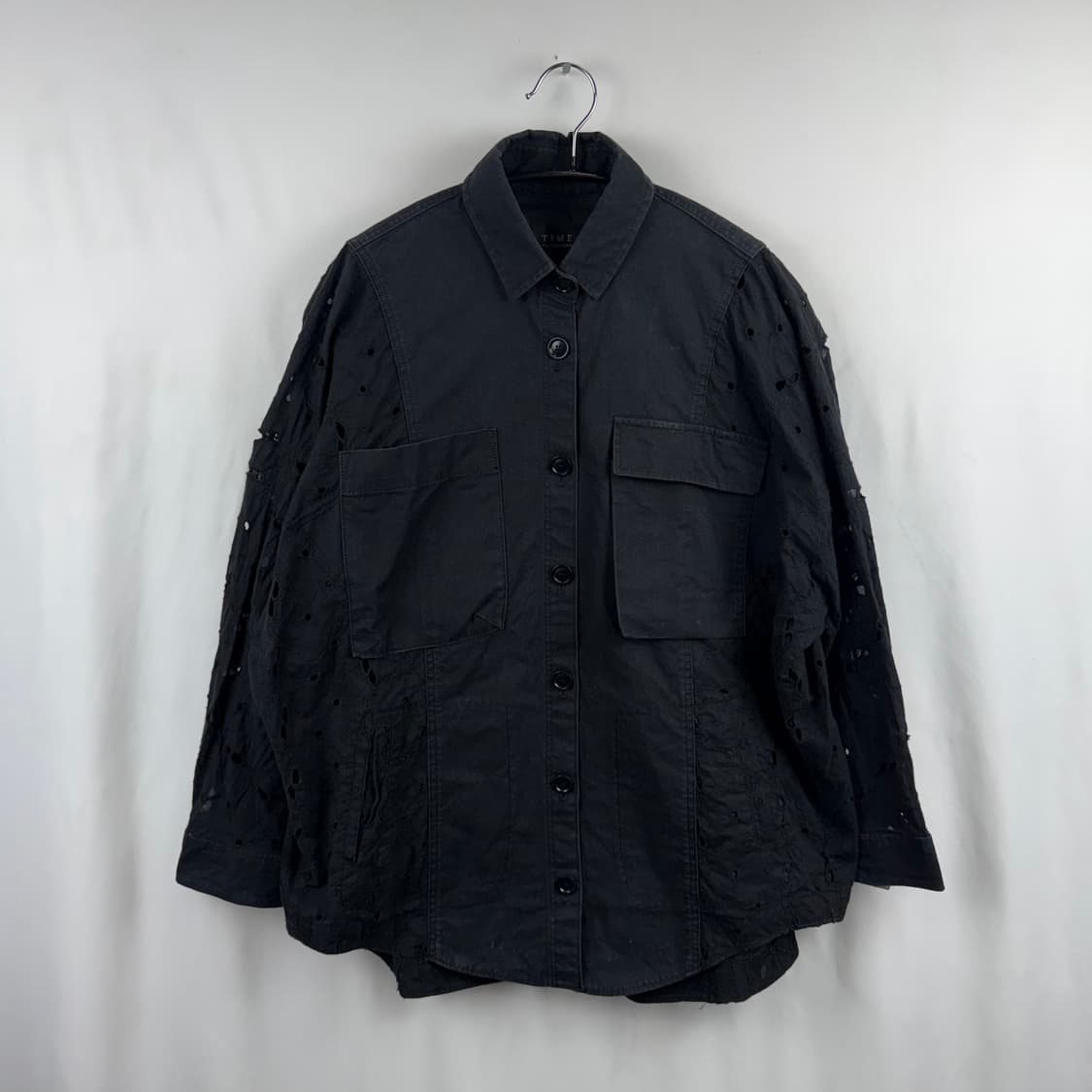 (F) 한섬타임 우먼스 펀칭 셔츠 버튼 자켓 블랙 상품이미지2