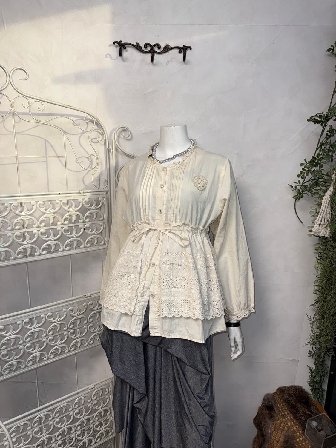 Ivory bohemian punching floral button bl 상품이미지5