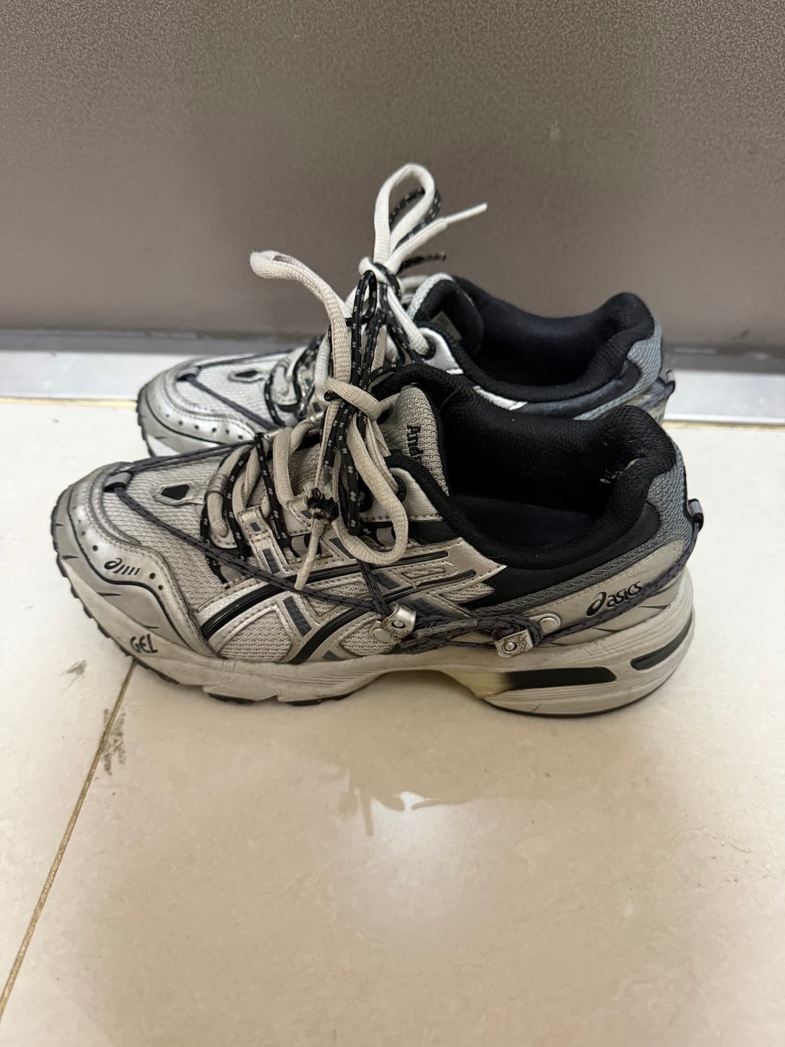 아식스 x 앤더슨벨 젤 1090 글레이셔 그레이 실버 상품이미지1