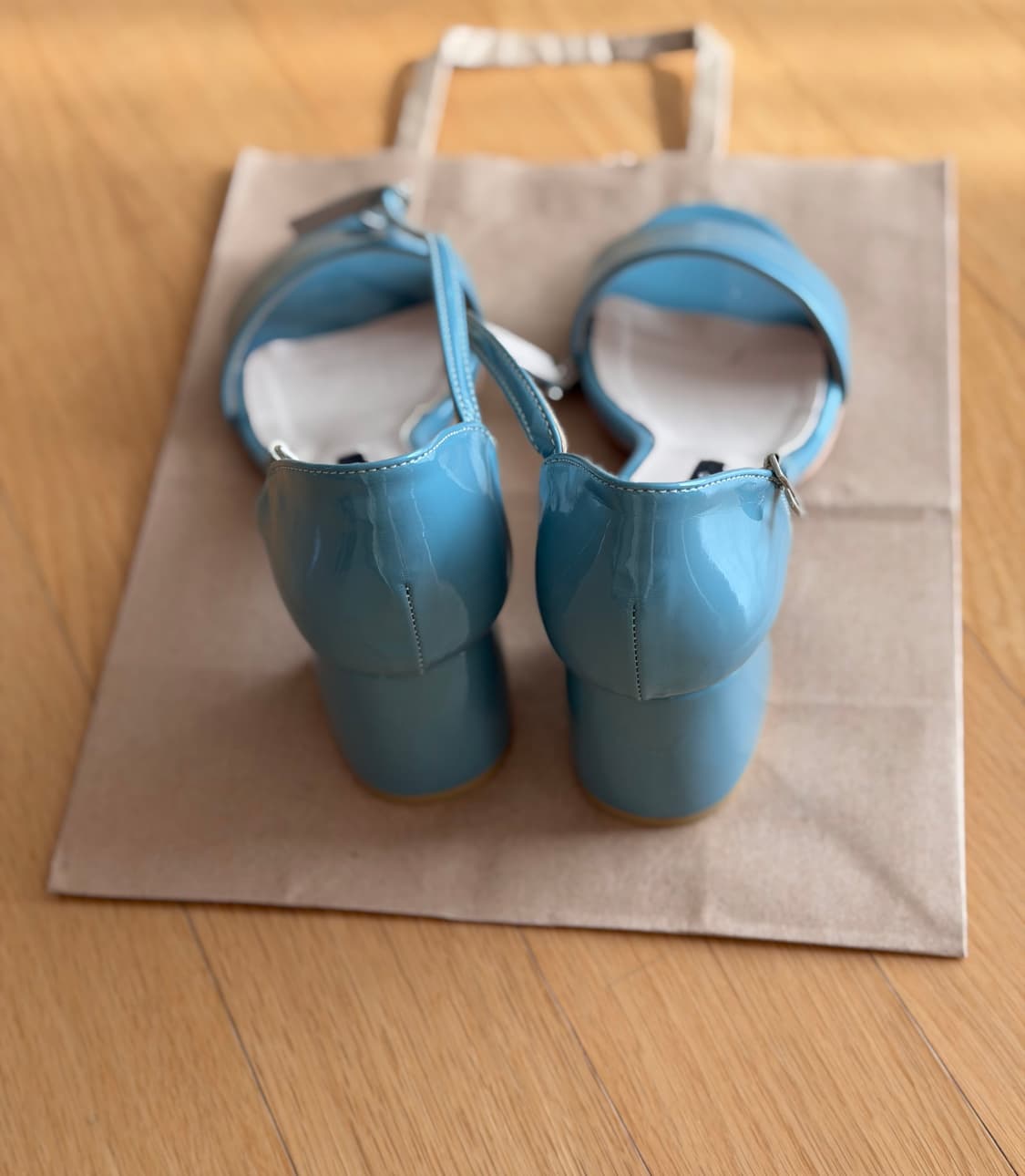 사뿐 하늘색 에나멜 샌들 구두 상품이미지4