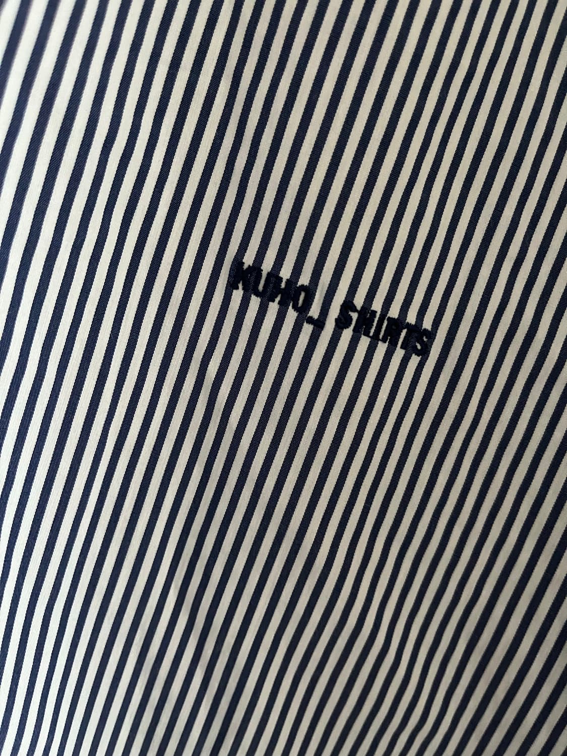 구호 kuho 자수 레터링 스트라이프 셔츠 85-94-160 상품이미지2