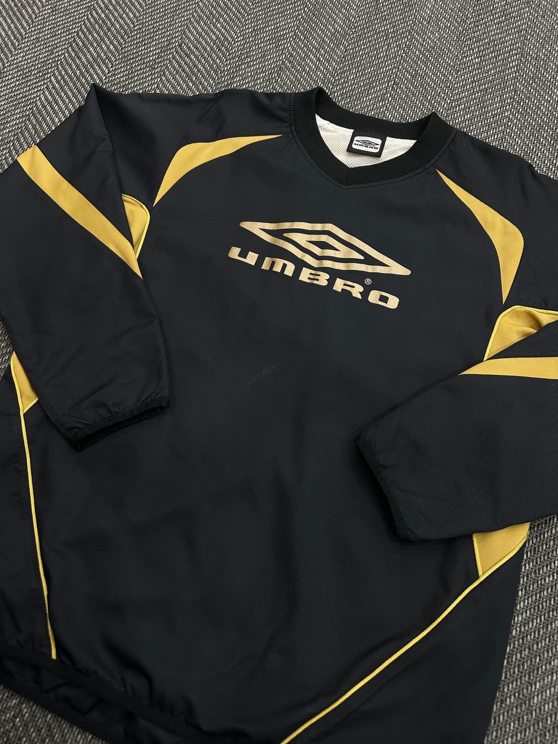 엄브로 웜업 블랙/골드 상품이미지3