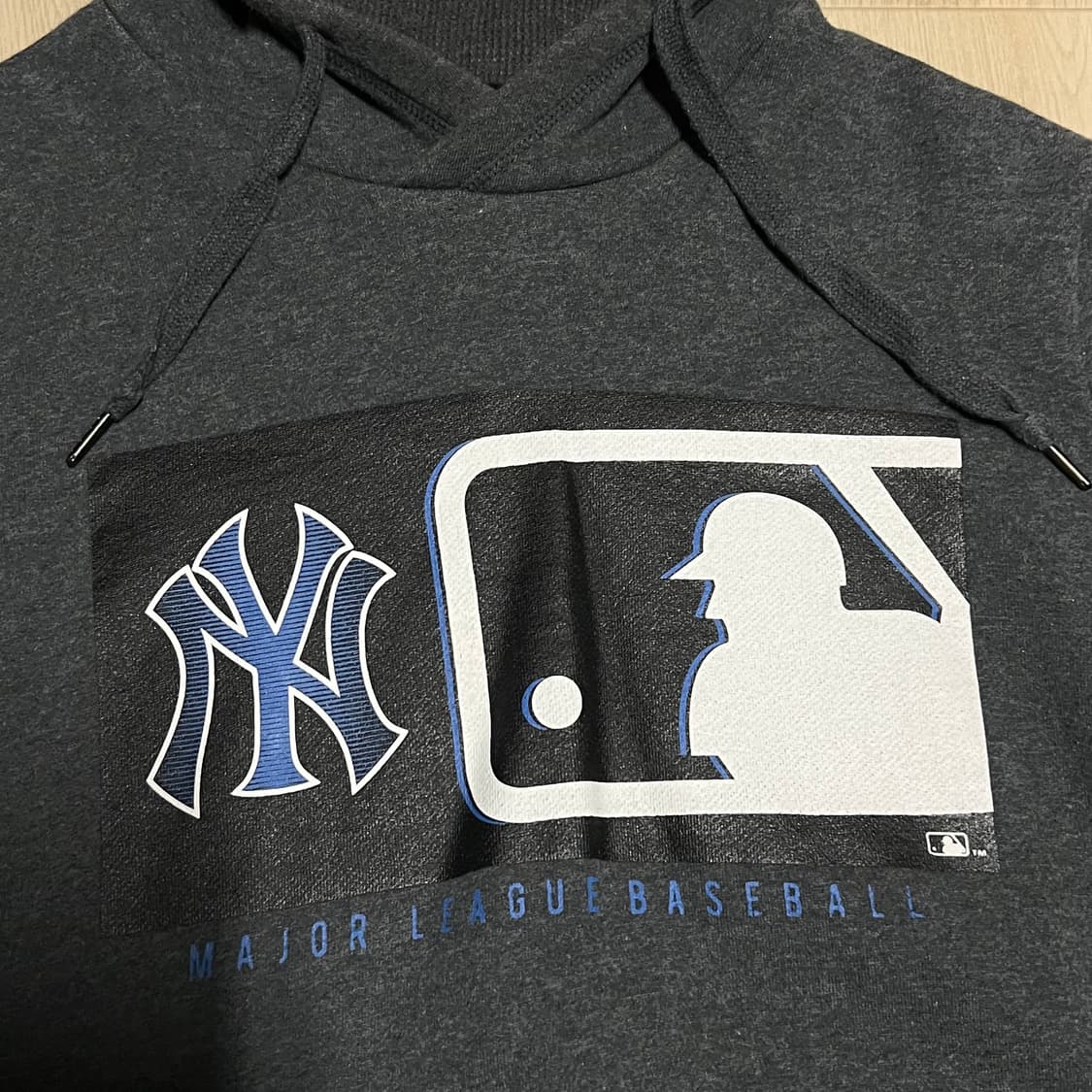 MLB 엠엘비 뉴욕양키스 NY 로고 빅프린팅 후드티 [차콜] L/100 상품이미지4
