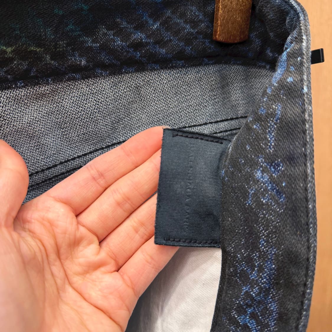 발렌시아가 데님 팬츠 블루 페인팅 히든 버튼 디테일 스트레이트 핏 블랙 상품이미지6