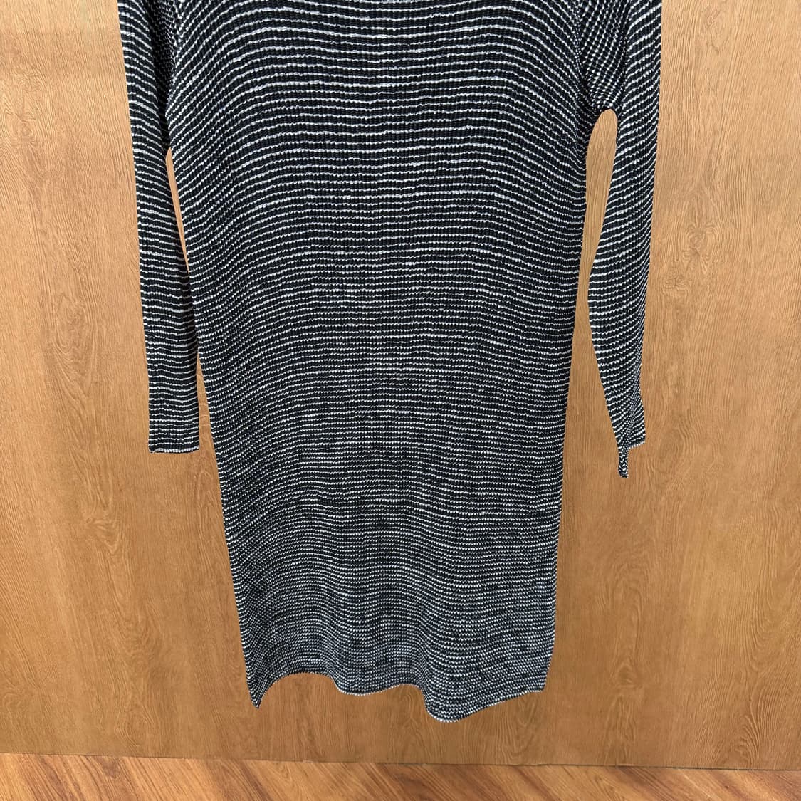 스피치오 플리츠 롱 원피스 스트라이프 패턴 라운드넥 디테일 루즈핏 블랙 상품이미지5