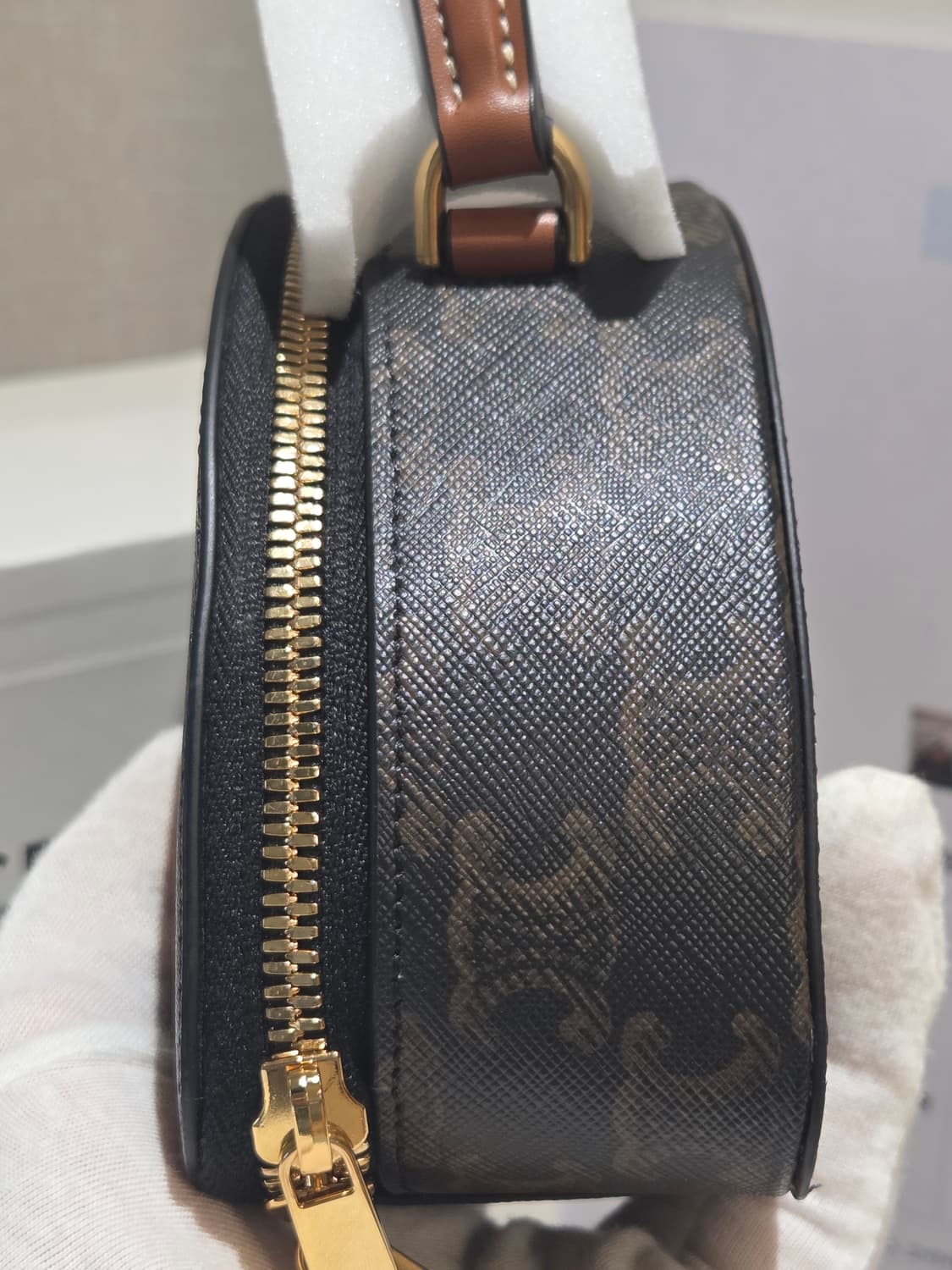 [새상품급] 셀린느 트리옹프 하프문 케이스 백 상품이미지6