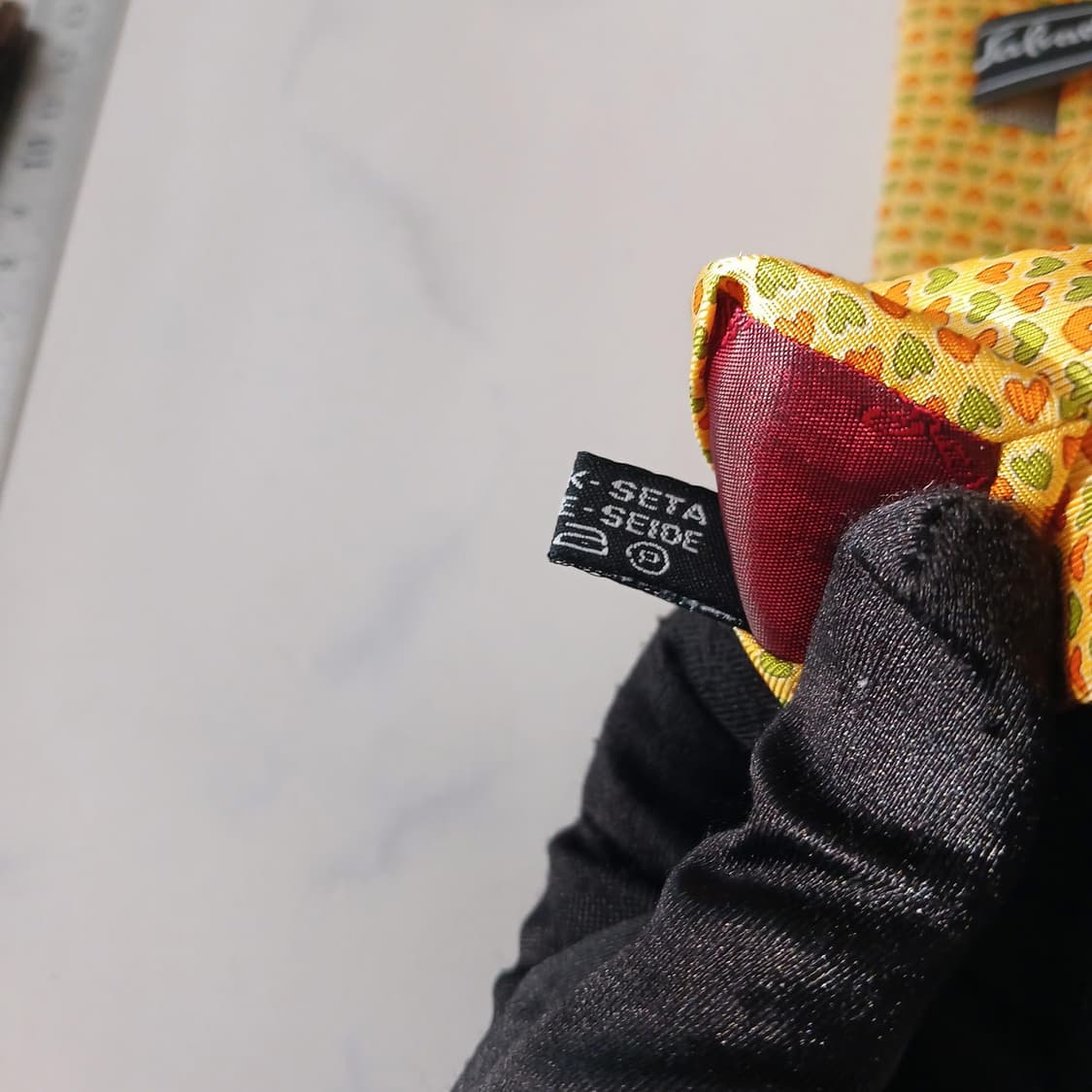 페라가모 실크 옐로 하트 패턴 넥타이 9.4cm A+등급 A19002
 상품이미지9