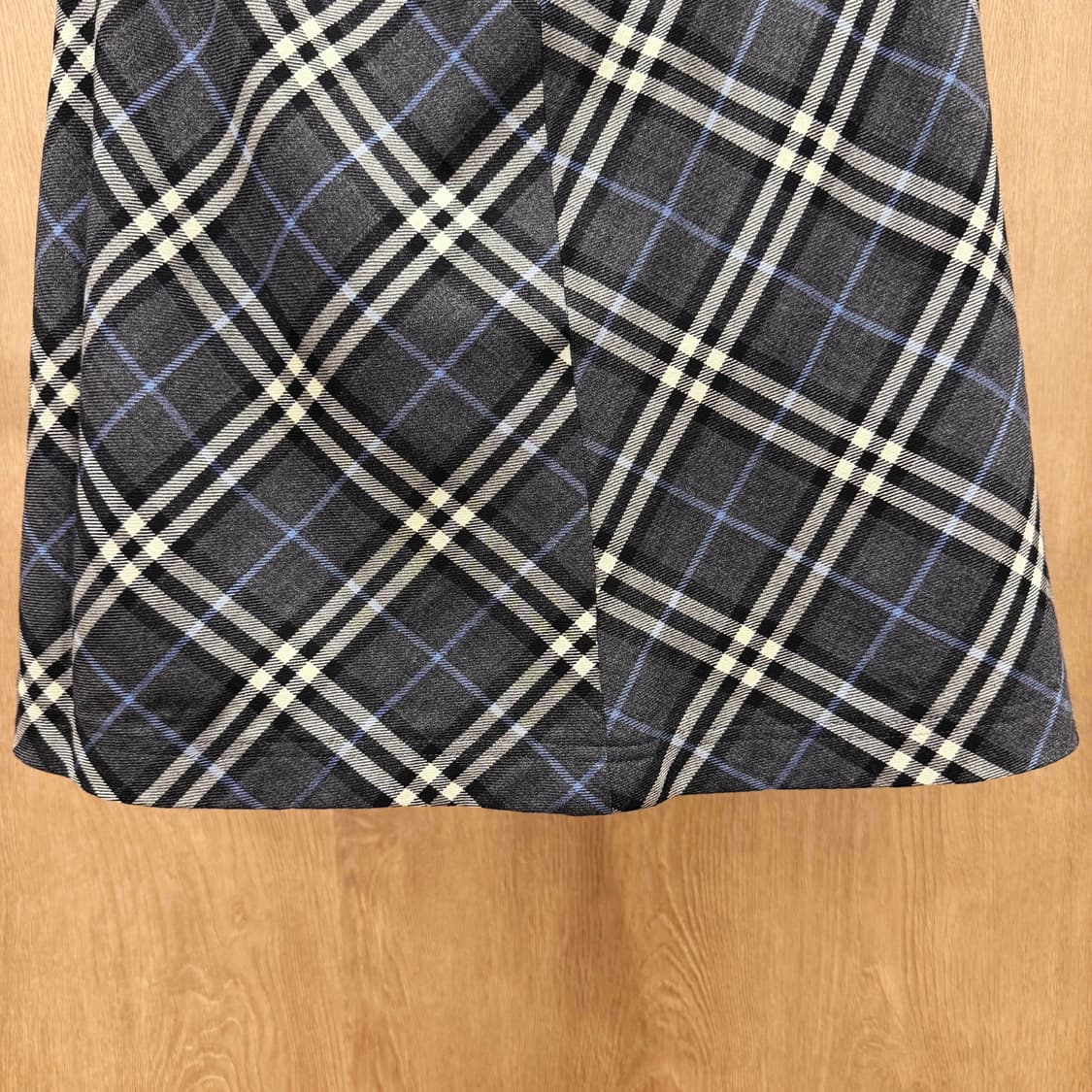 버버리 타탄 체크 A라인 미니스커트 클래식 패턴 원턱 벨트고리 그레이 상품이미지5