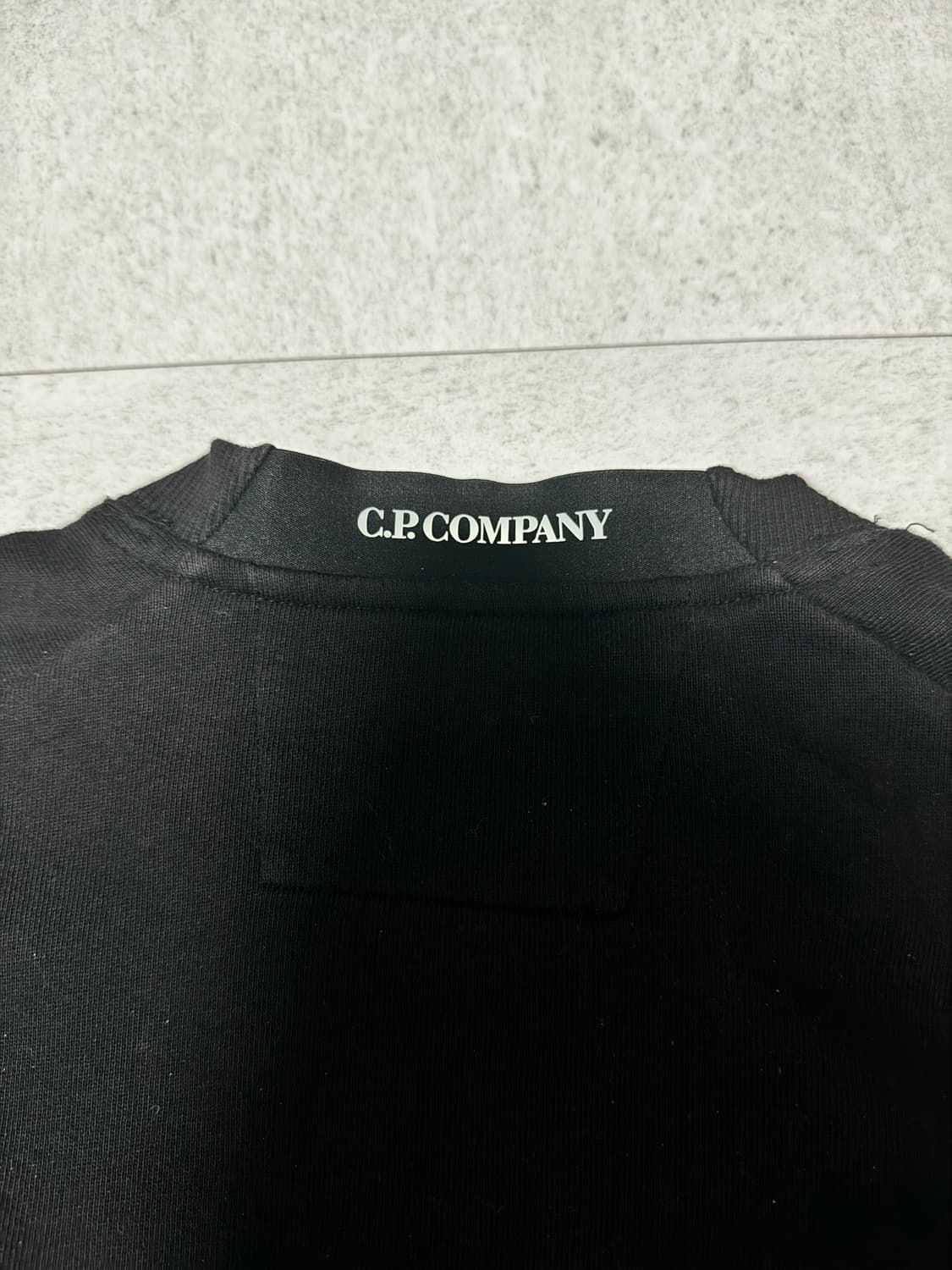 C.P. 컴퍼니 렌즈 와펜 맨투맨 블랙 S 상품이미지4
