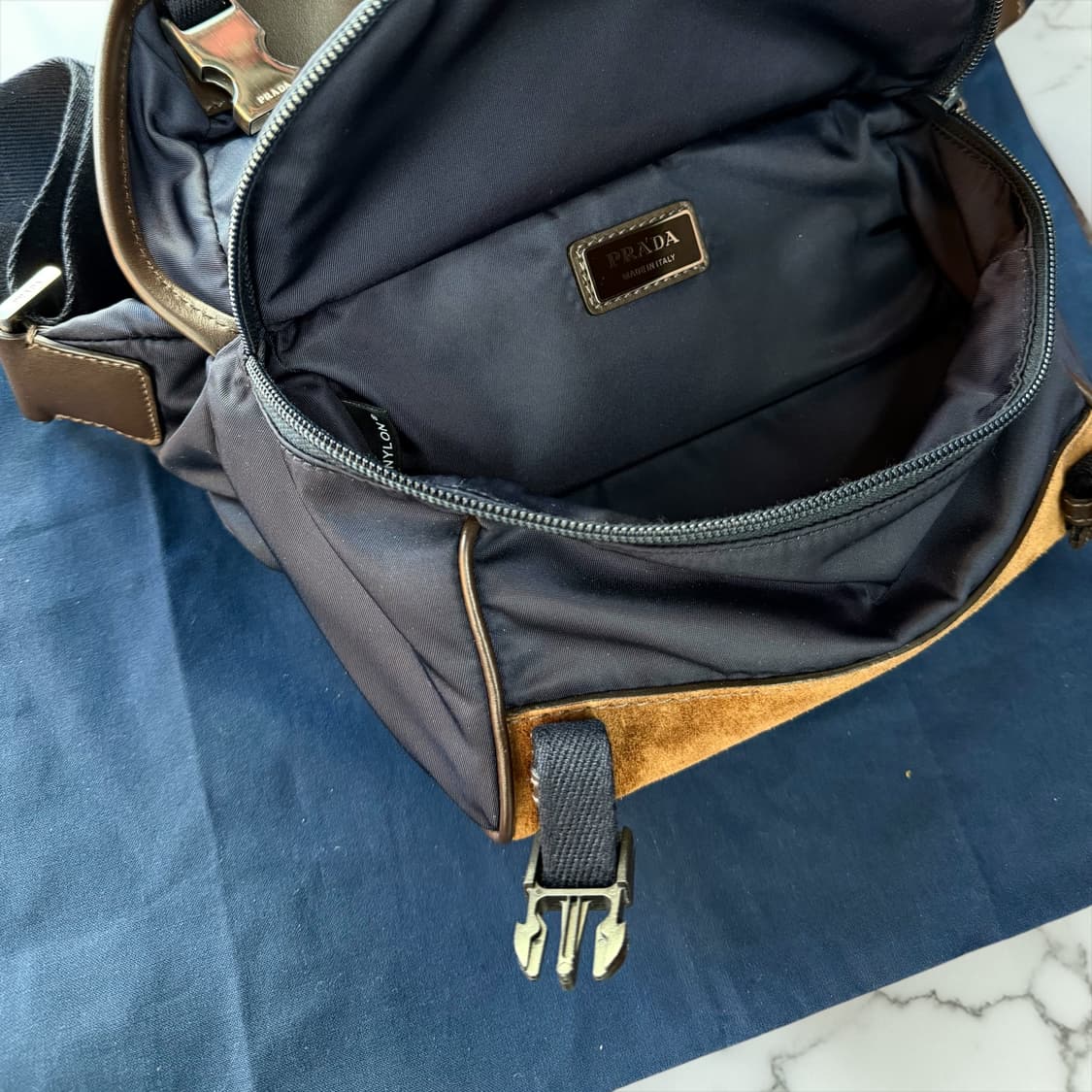 프라다 2026시즌 리나일론 스웨이드 숄더백 상품이미지10