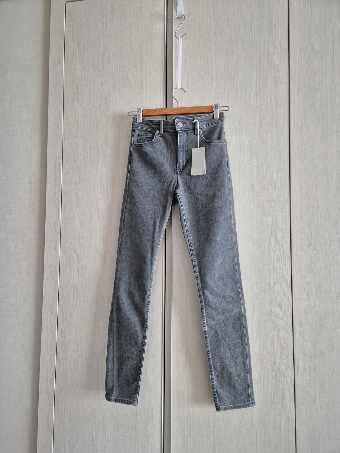 COS (택달린 새 옷) 상품이미지1