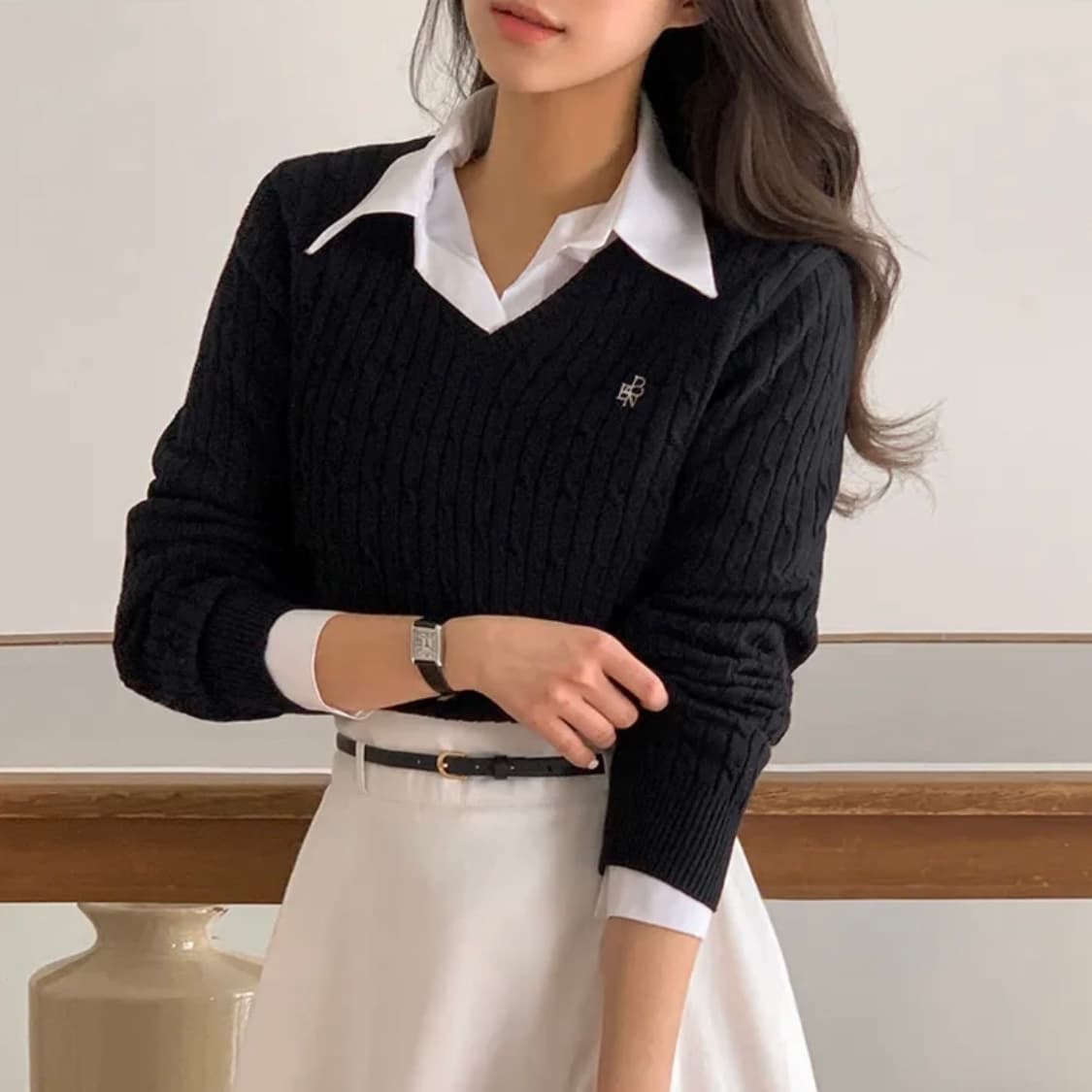 베니토 b/e 프리미엄 케이블 코튼 로고 브이넥 니트 에이블리 상품이미지3