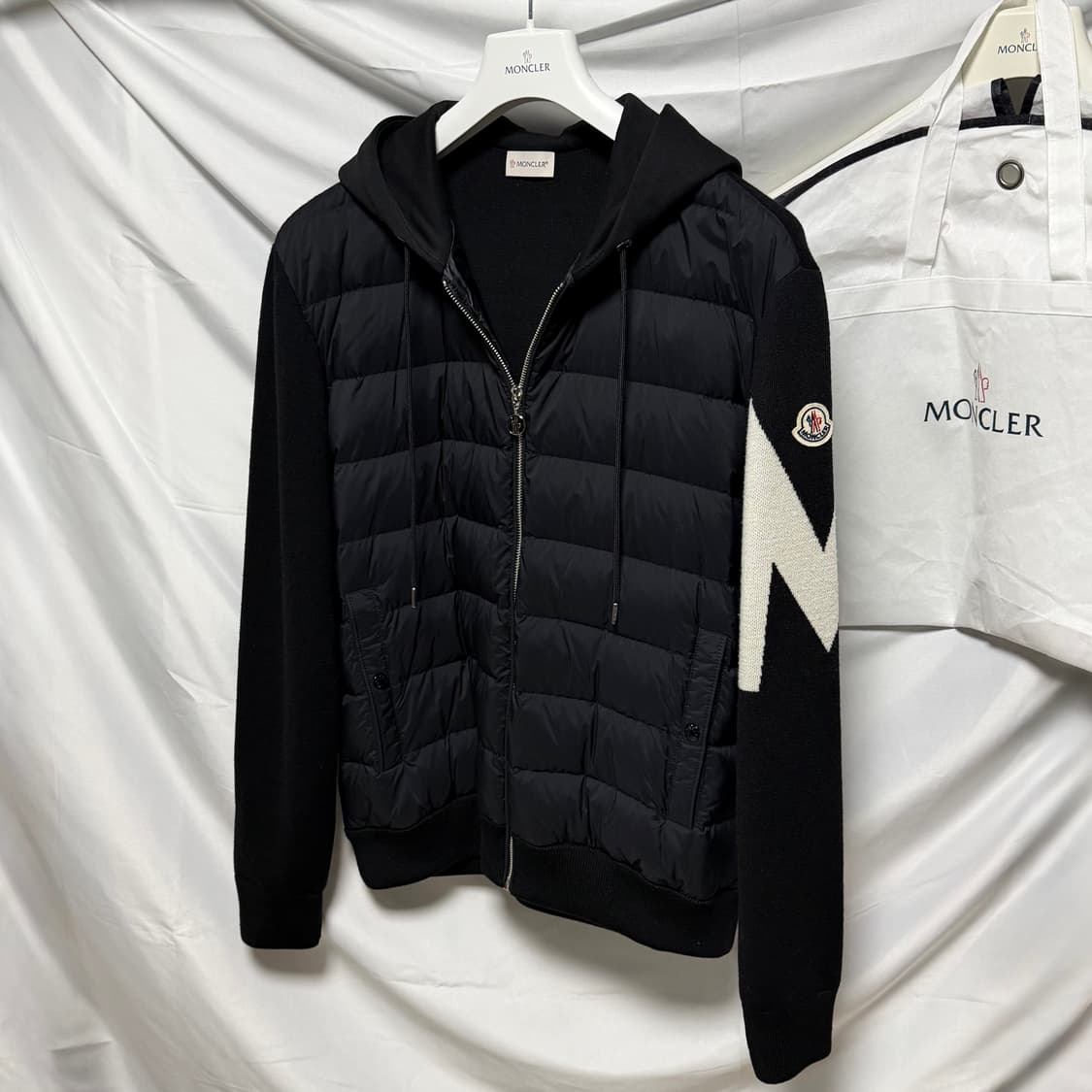 [S+급/2XL] 몽클레어 슬리브 후드 니트패딩 블랙 상품이미지2