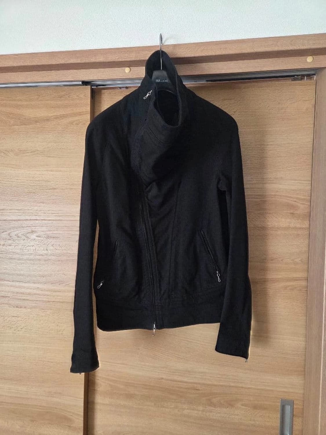 율리우스  비대칭 하이넥 재킷 상품이미지1