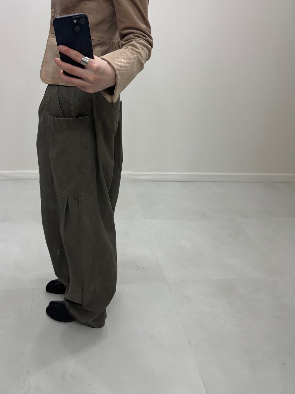 KHAKI BALLON CURVED PANTS 상품이미지4
