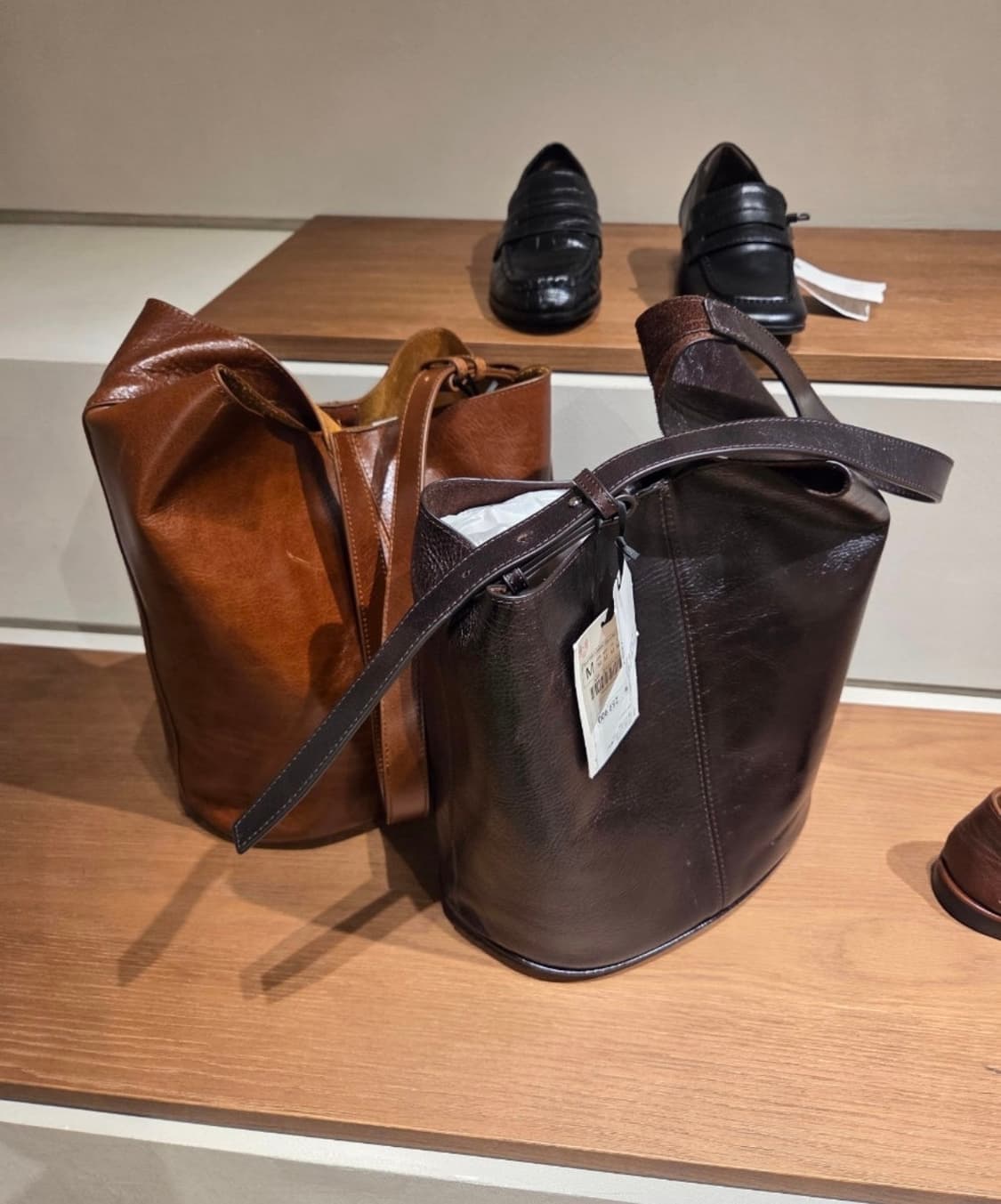 자라 25fw 비대칭 레더버킷백 블랙 상품이미지3