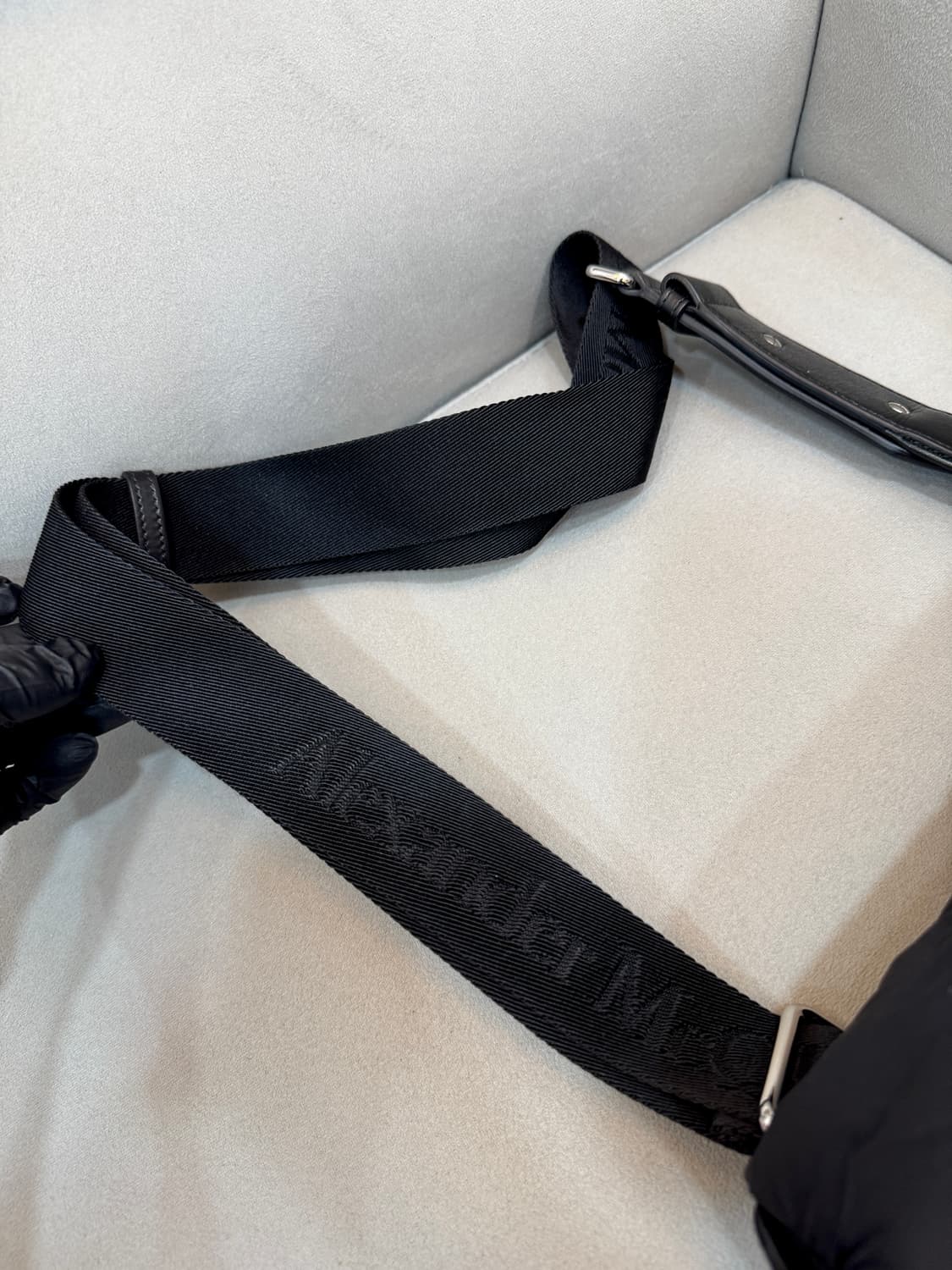 알렉산더 맥퀸 퍼피 장식 크로스 벨트백  상품이미지3