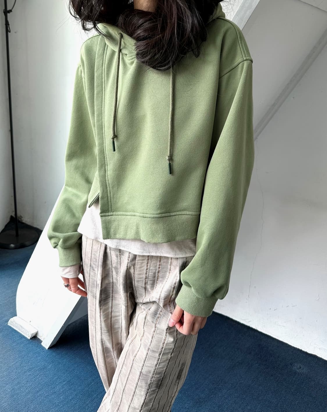 Design panel cropped hood sweat P/O 상품이미지5