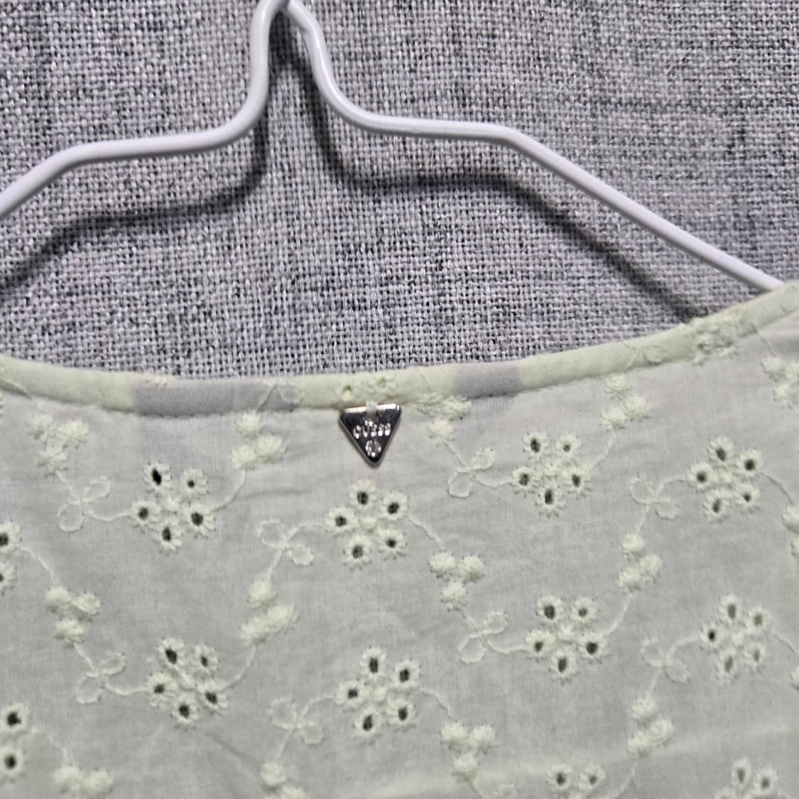 게스 펀칭 블라우스 프릴 반팔  상품이미지4