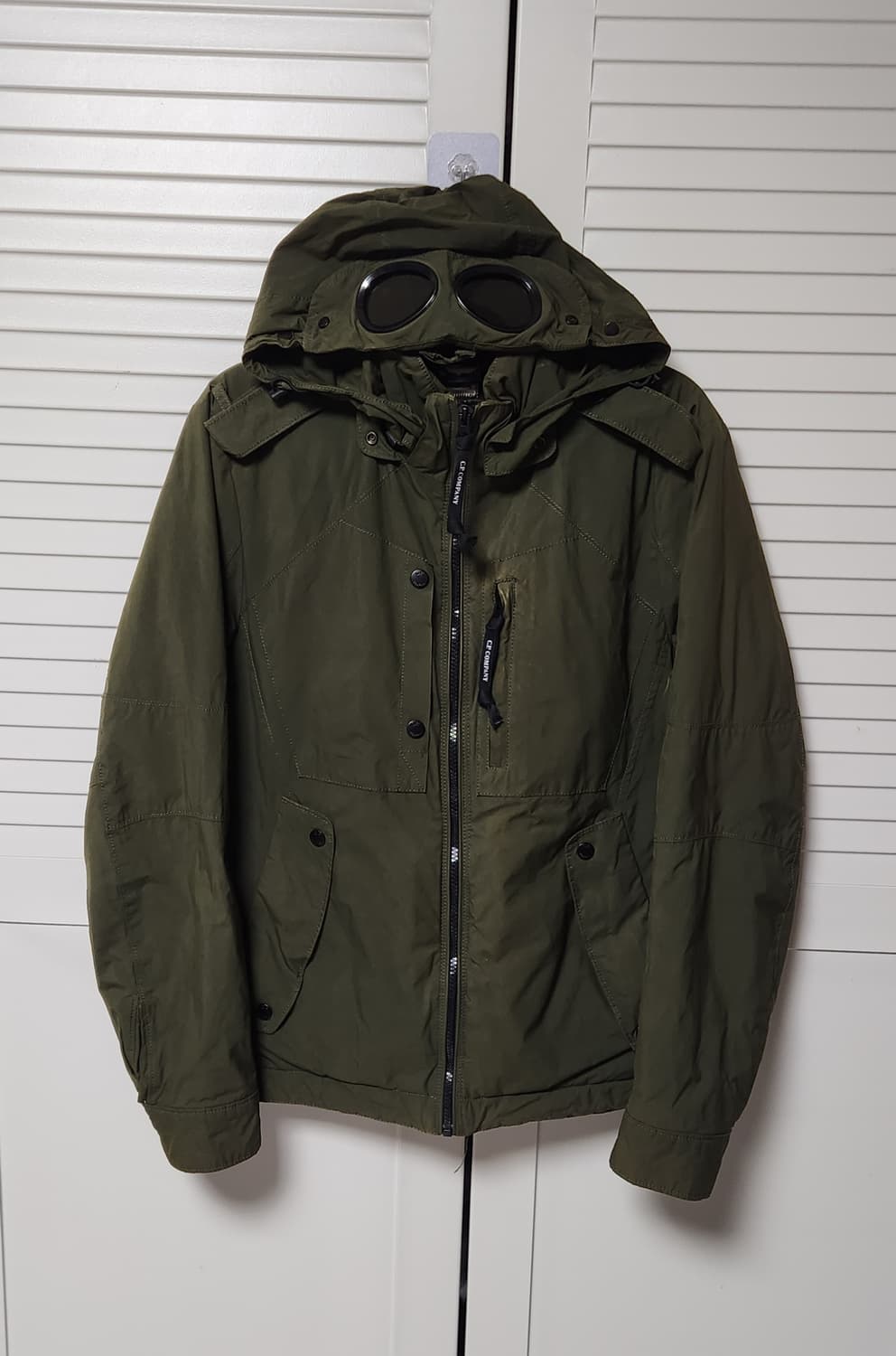 CP컴퍼니 고글 견장 카키 자켓 상품이미지1