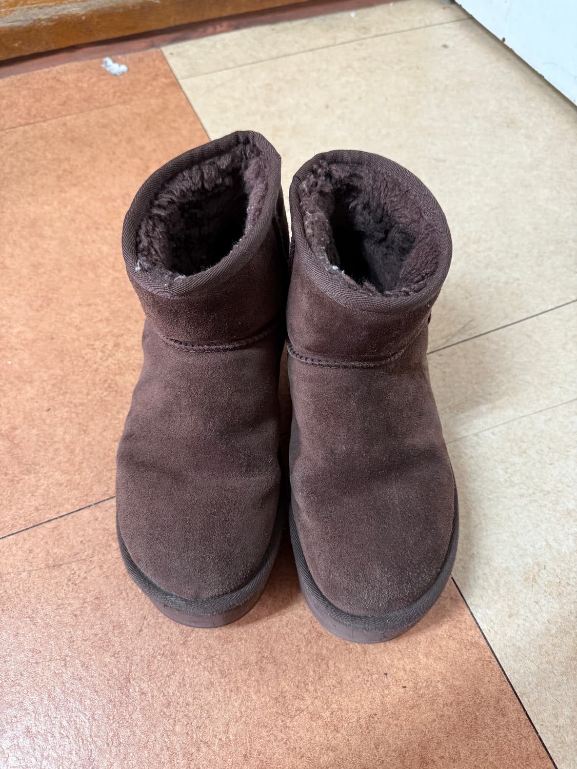 어그 클래식 울트라 미니 플랫폼 부츠 번트 시더 상품이미지1