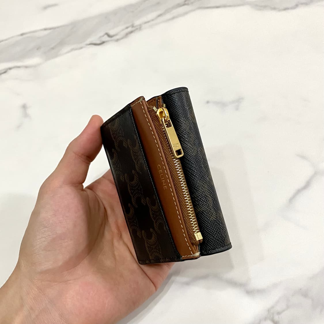 셀린느 트리옹프 캔버스 코인 컴팩트 월렛 반지갑 탄 상품이미지6