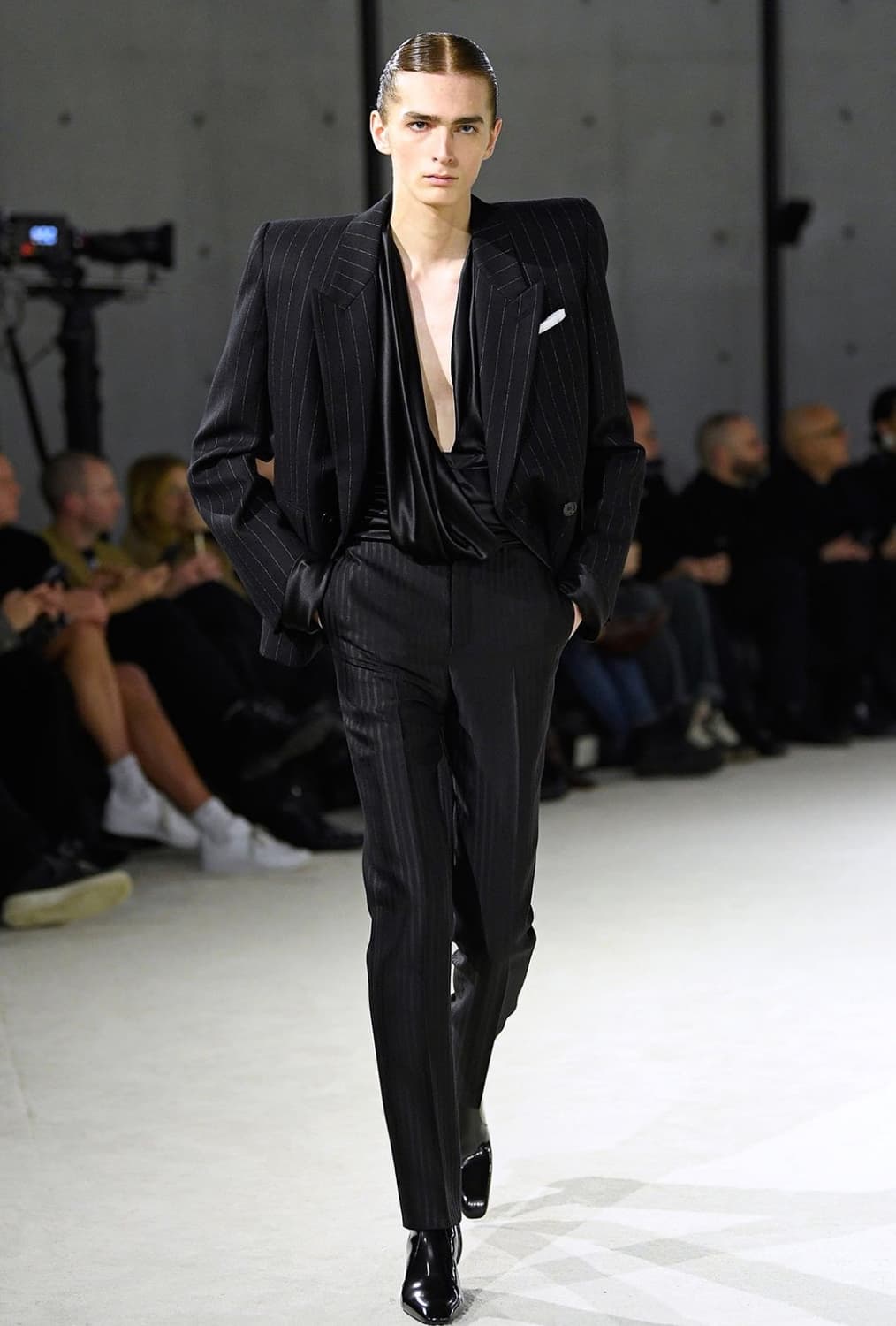 [이준호님 착용] 생로랑 23AW 스트라이프 더블 브레스티드 자켓 상품이미지1