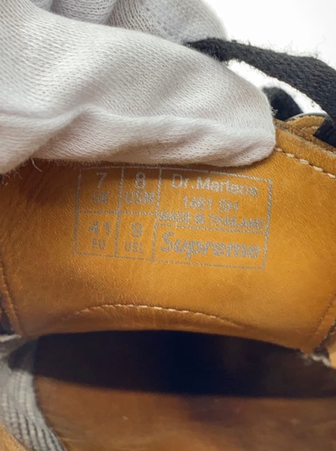 Dr.martens x Supreme Sacred Heart Black 상품이미지7