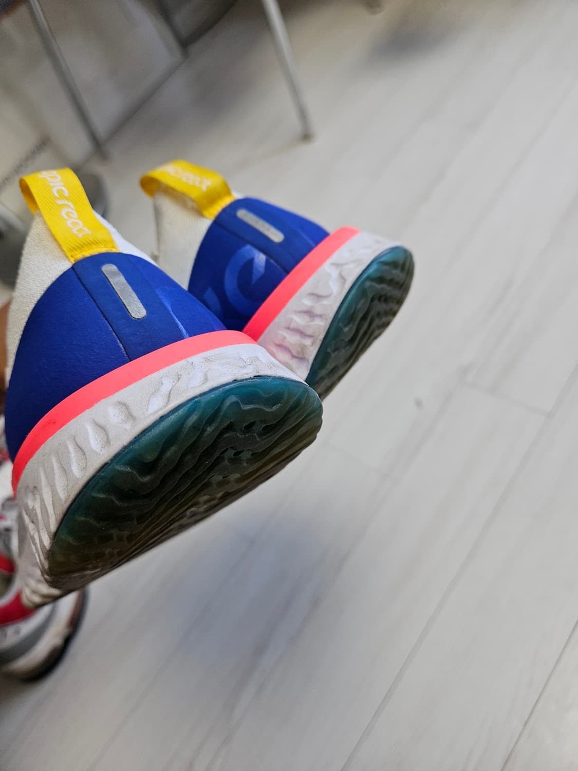 나이키 에픽 리액트 플라이니트 270 러닝화  상품이미지4