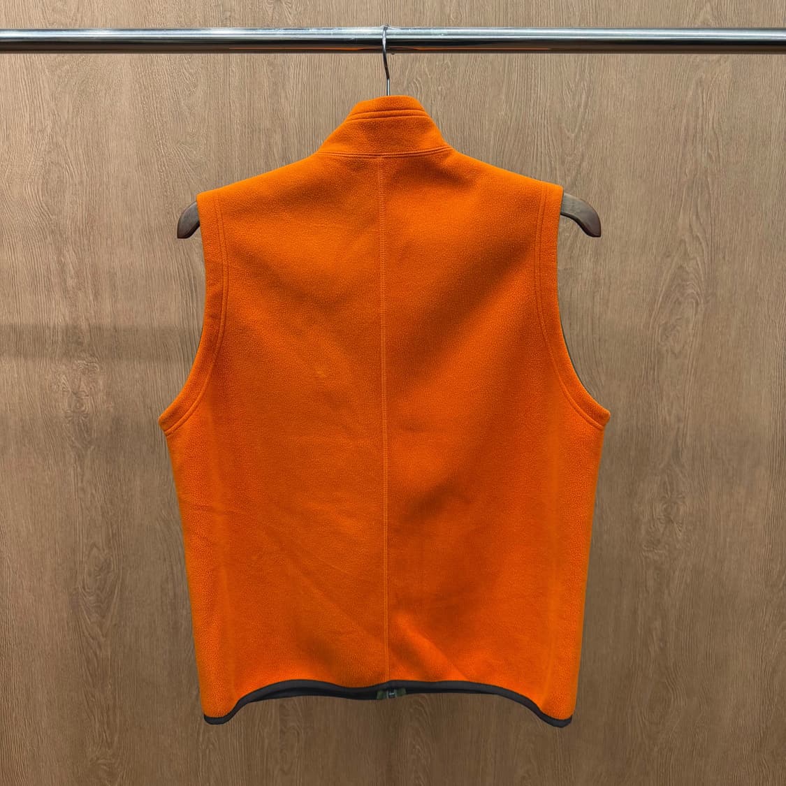 까스텔바작 스포츠 리버시블 플리스 베스트 로고 자수 디테일 오렌지 카키 상품이미지3