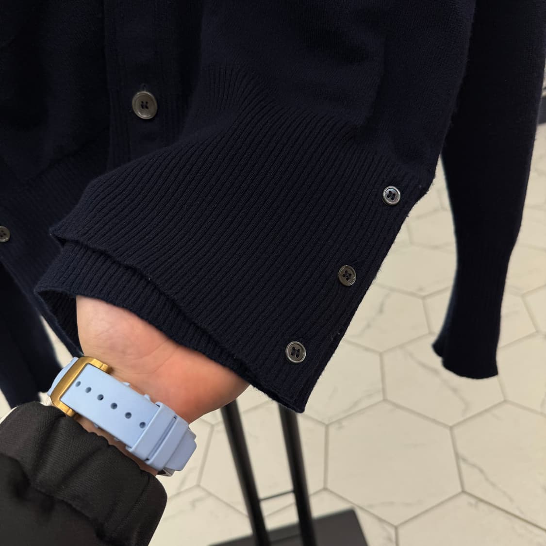 [5] 톰브라운 캐시미어 가디건 네이비 상품이미지4