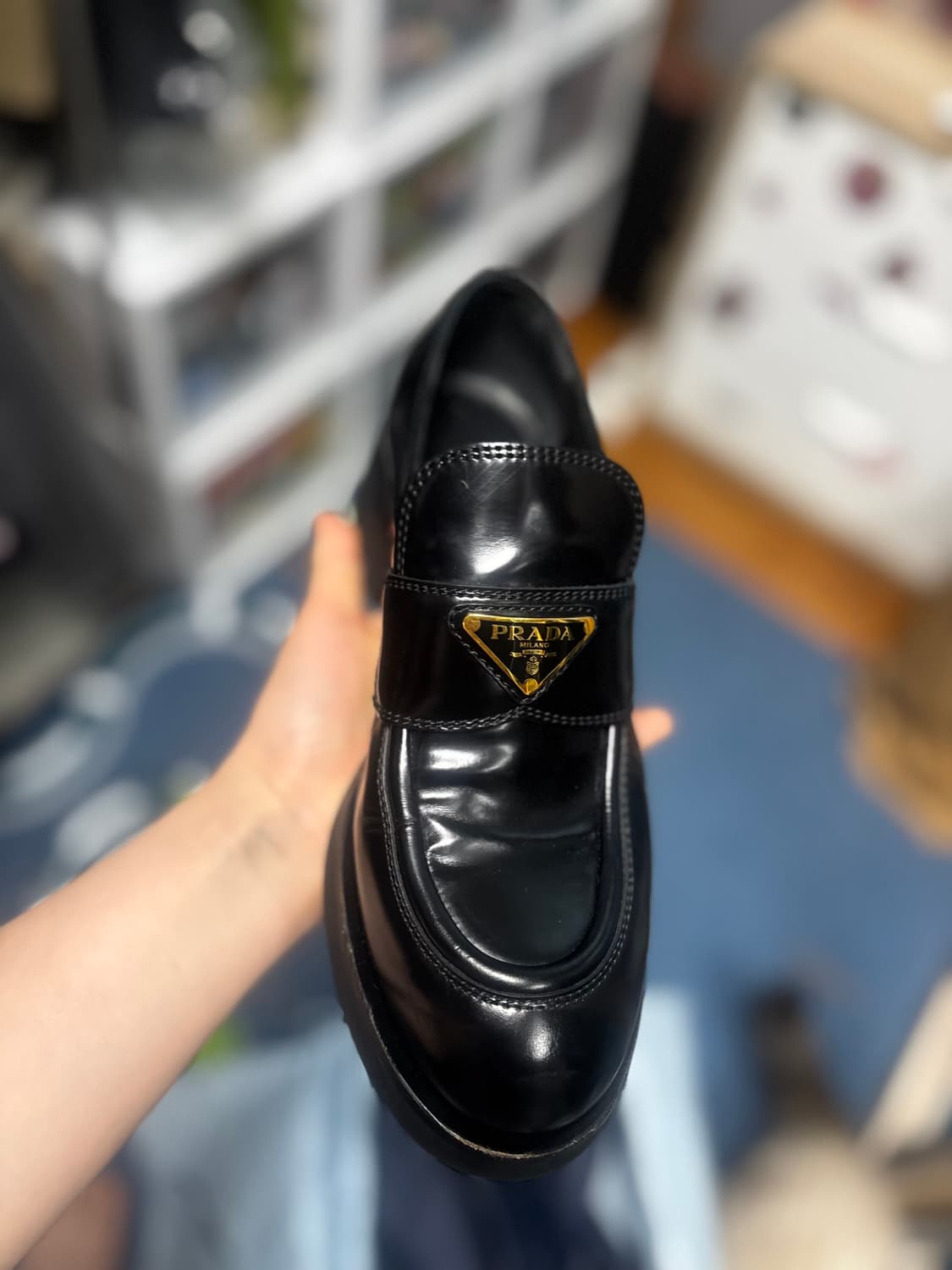 프라다 골드 트라이앵글 로고 로퍼 상품이미지2