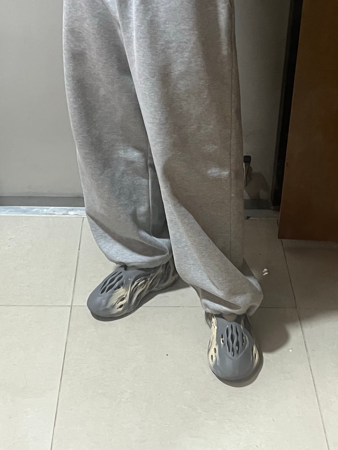 [급처] 이지 폼러너 문그레이 275 상품이미지3