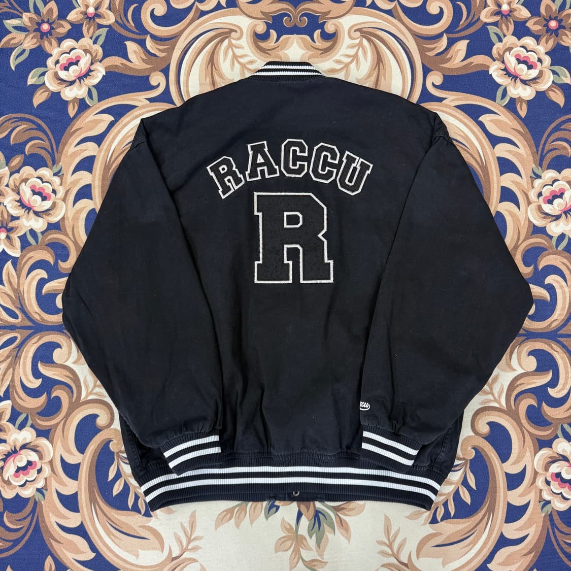 L사이즈 NBA 시카고 불스 스타디움 자켓입니다.  검정색 몸통에 흰색  상품이미지5