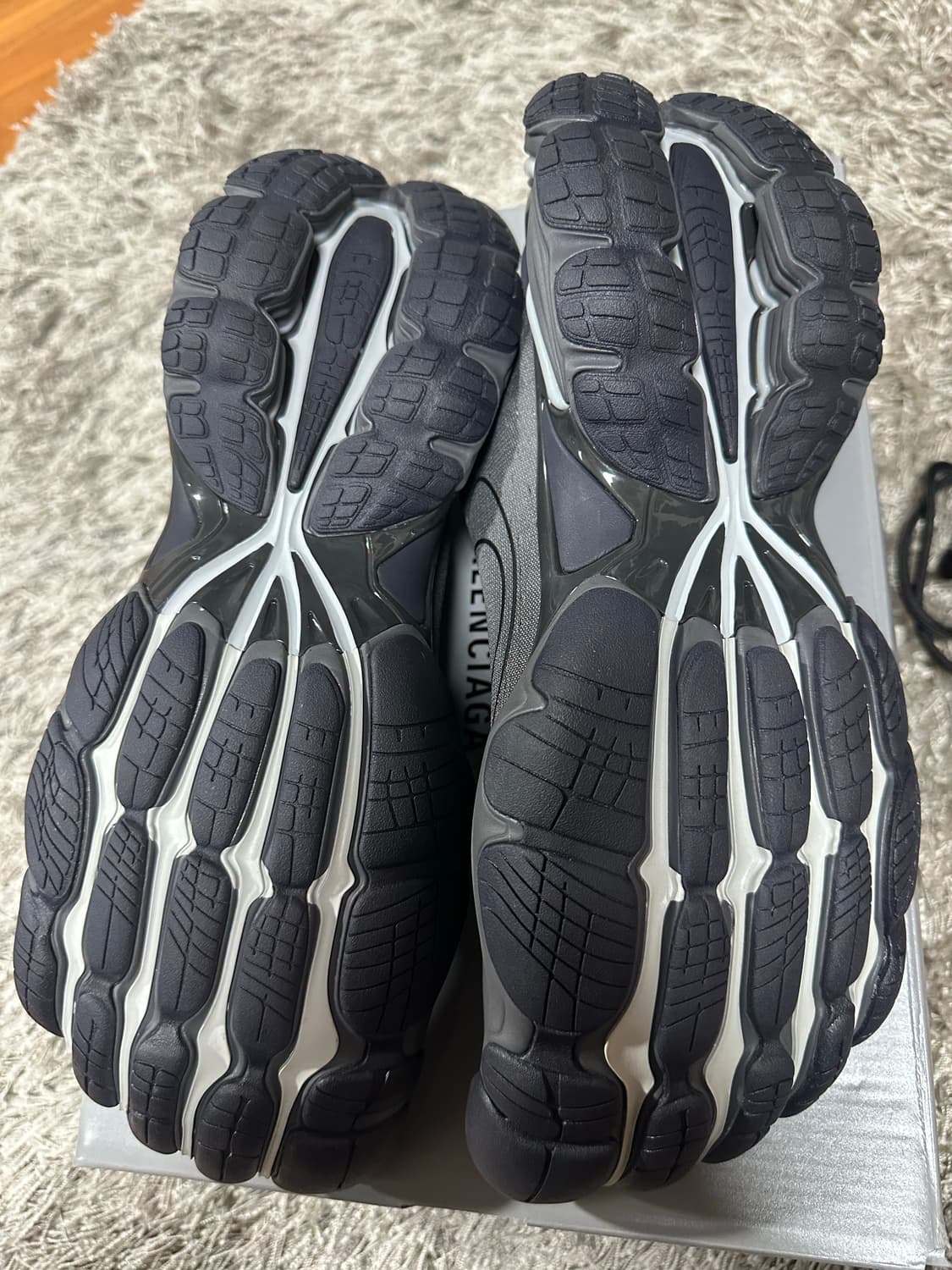 [43] 발렌시아가 아나토믹 러너 스니커즈 상품이미지7