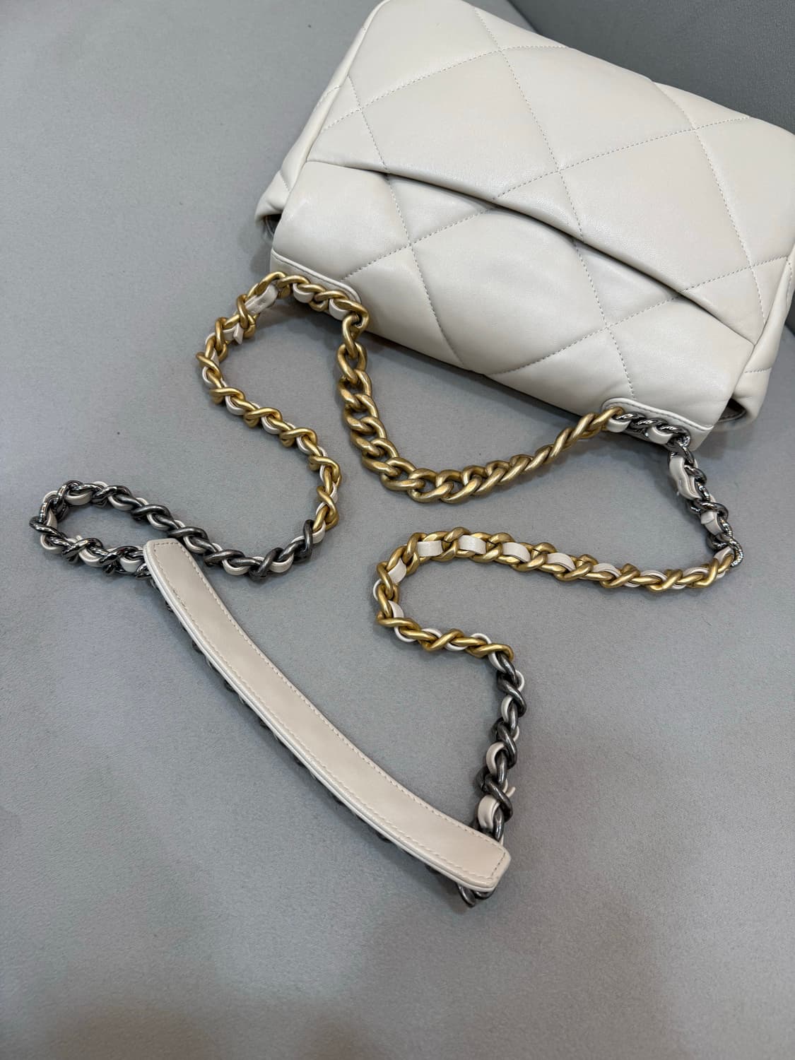 샤넬 19백 30번대 미디움 숄더백 상품이미지9