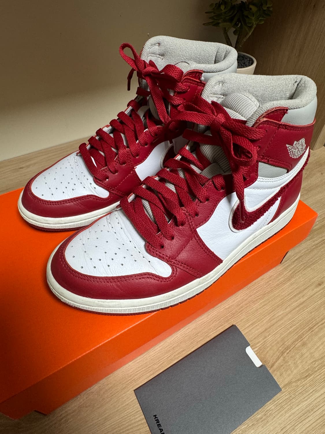 나이키 조던 1 레트로 하이 OG 바시티 레드 245 거의 새재품 상품이미지2