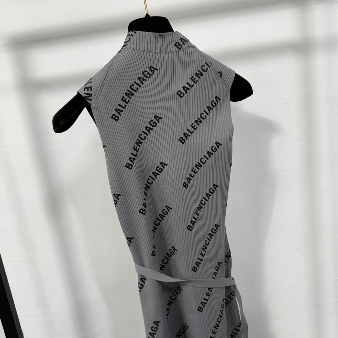 발렌시아가 로고 프린트 랩 민소매 원피스 상품이미지5