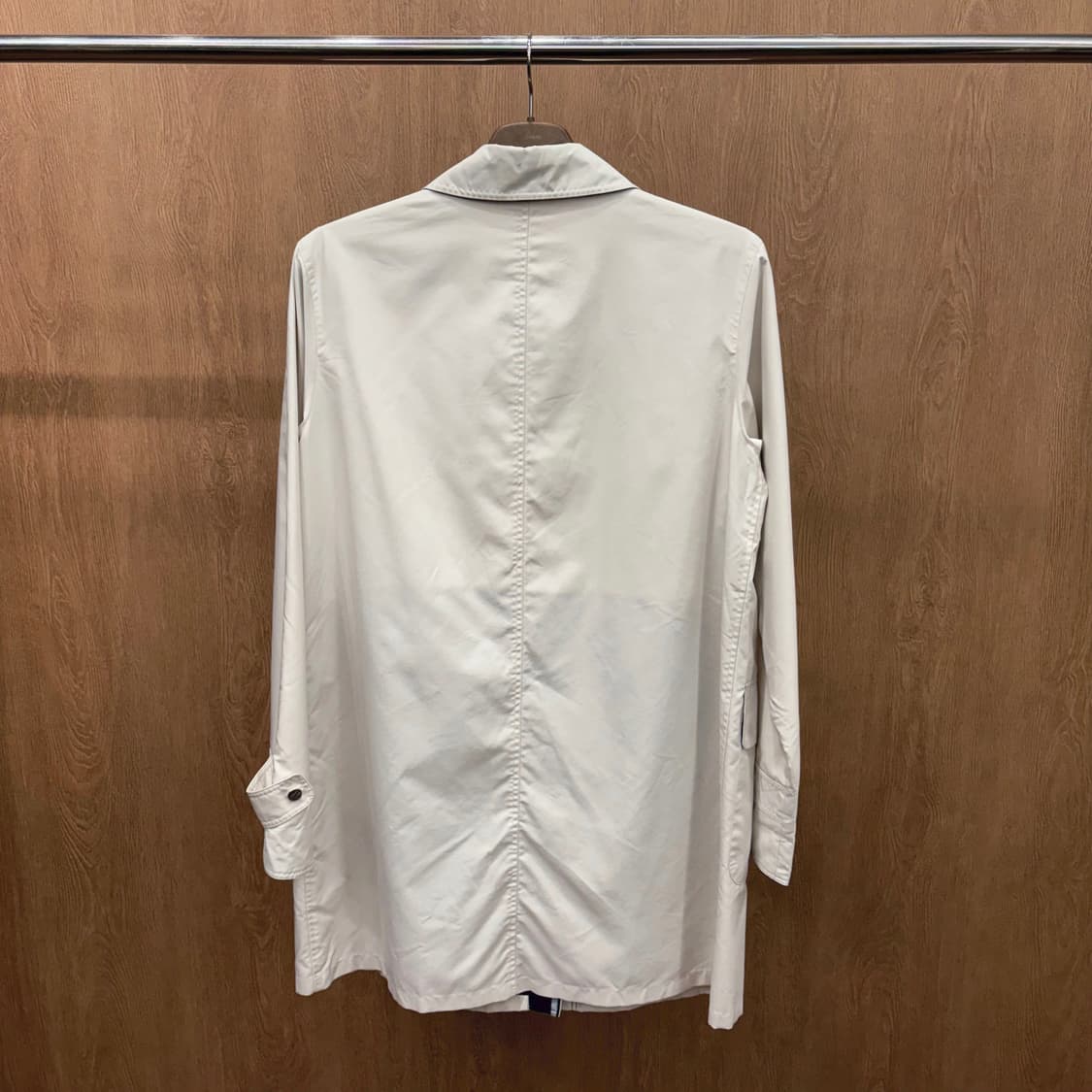 버버리 맥 코트 메탈 버클 더블 플랩 포켓 디테일 라이트 베이지 상품이미지3