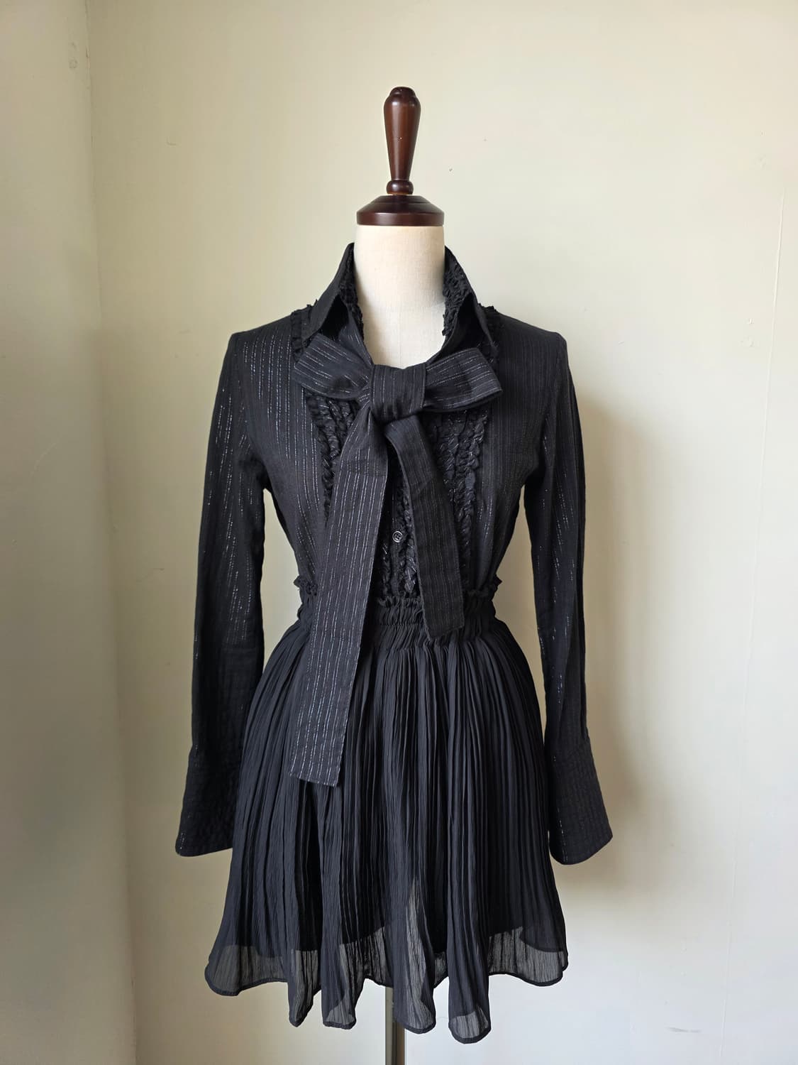 블랙 프릴 은사 스트라이프 타이 블라우스 상품이미지1